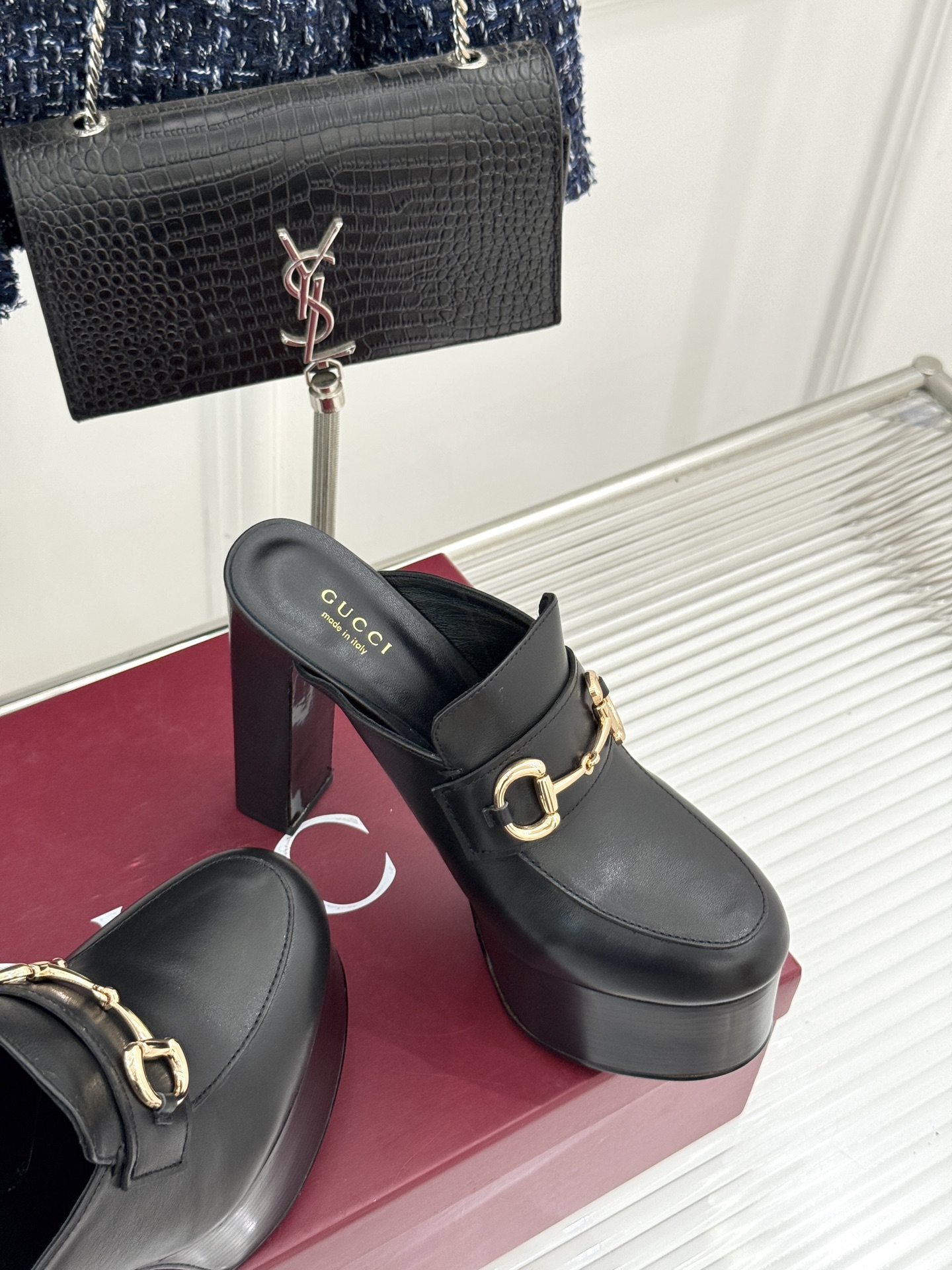 
Gucci/古驰25WF新品防水台马衔扣高跟拖鞋
承袭品牌马术本源的传奇印记
标志性马衔扣以浅金色调闪