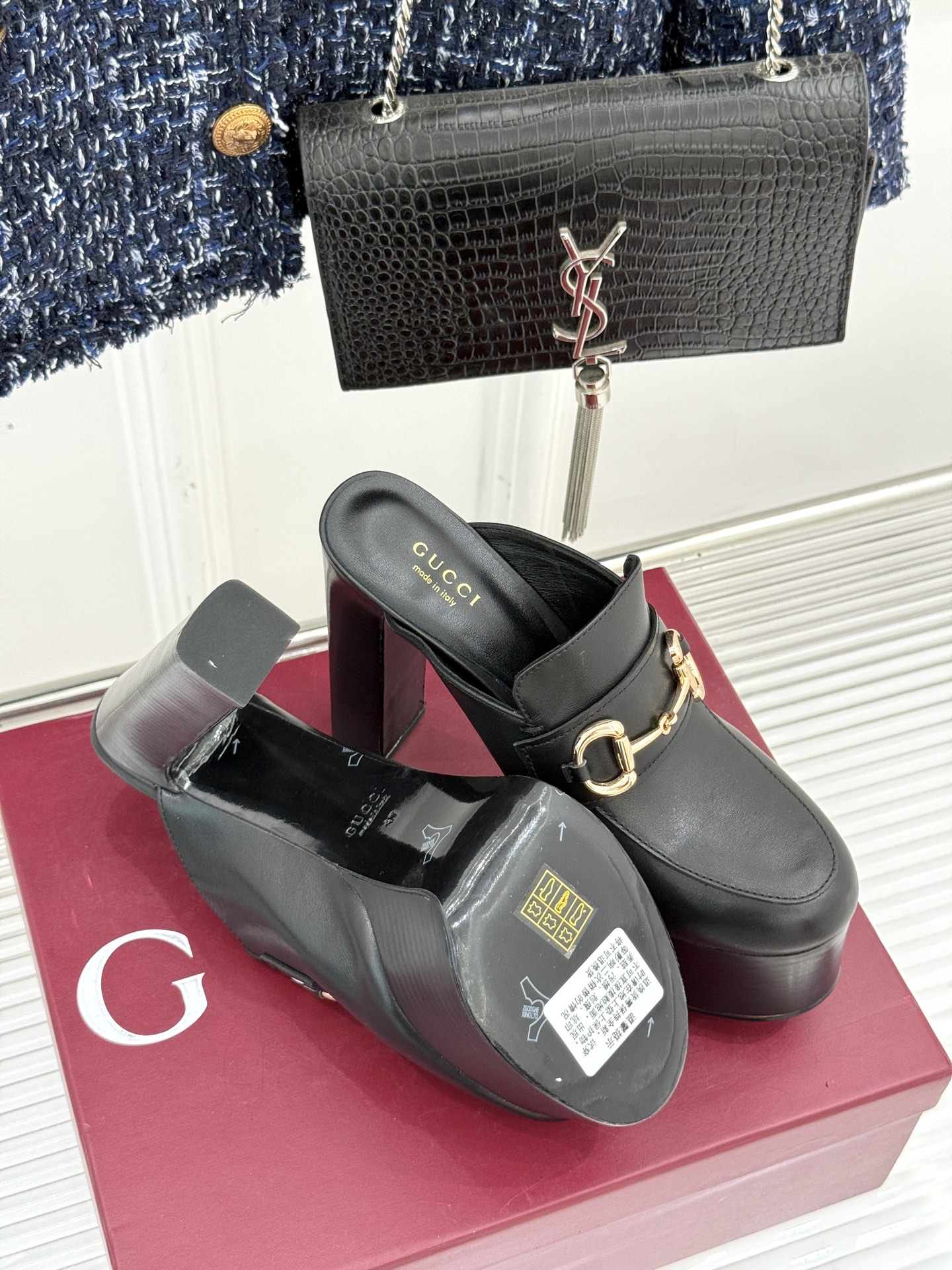 
Gucci/古驰25WF新品防水台马衔扣高跟拖鞋
承袭品牌马术本源的传奇印记
标志性马衔扣以浅金色调闪