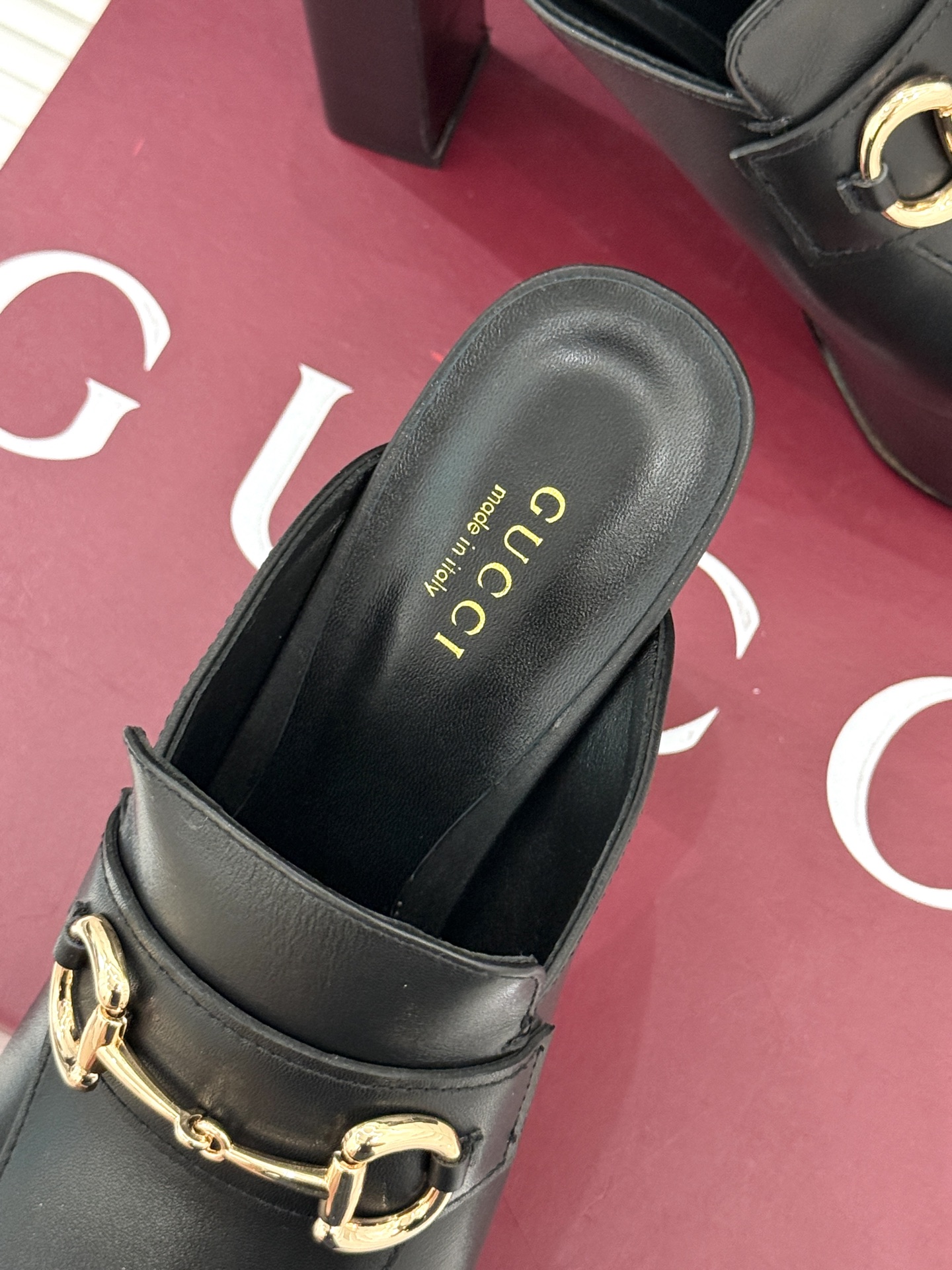 
Gucci/古驰25WF新品防水台马衔扣高跟拖鞋
承袭品牌马术本源的传奇印记
标志性马衔扣以浅金色调闪