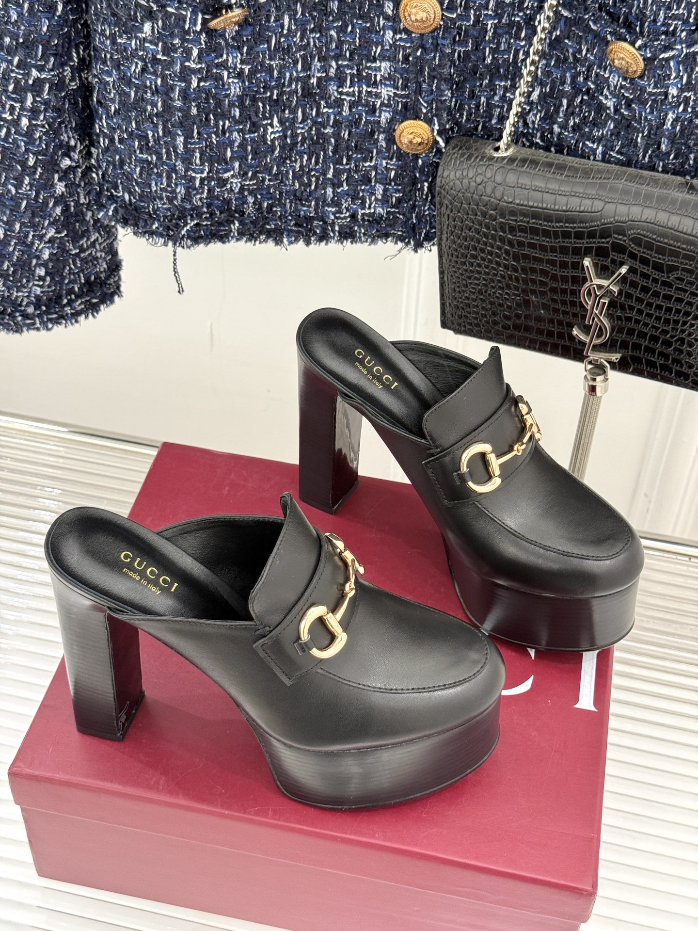 
Gucci/古驰25WF新品防水台马衔扣高跟拖鞋
承袭品牌马术本源的传奇印记
标志性马衔扣以浅金色调闪