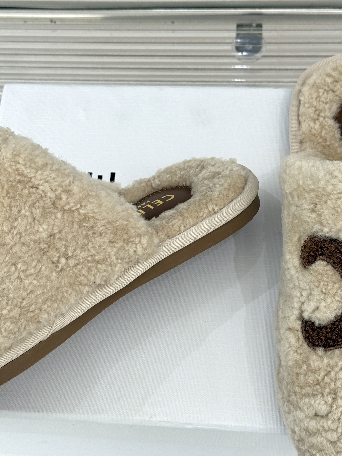 
CELINE/赛琳25W新品凯旋门毛拖半拖
这双毛拖 简直是慵懒时髦的代名词。
鞋面凯旋门大logo标