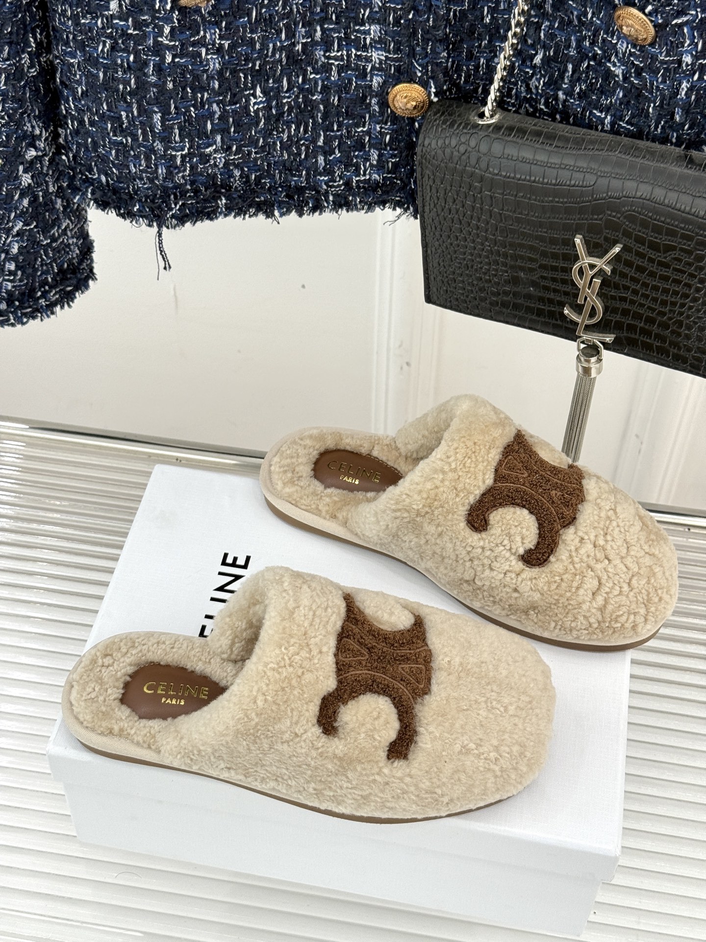 
CELINE/赛琳25W新品凯旋门毛拖半拖
这双毛拖 简直是慵懒时髦的代名词。
鞋面凯旋门大logo标