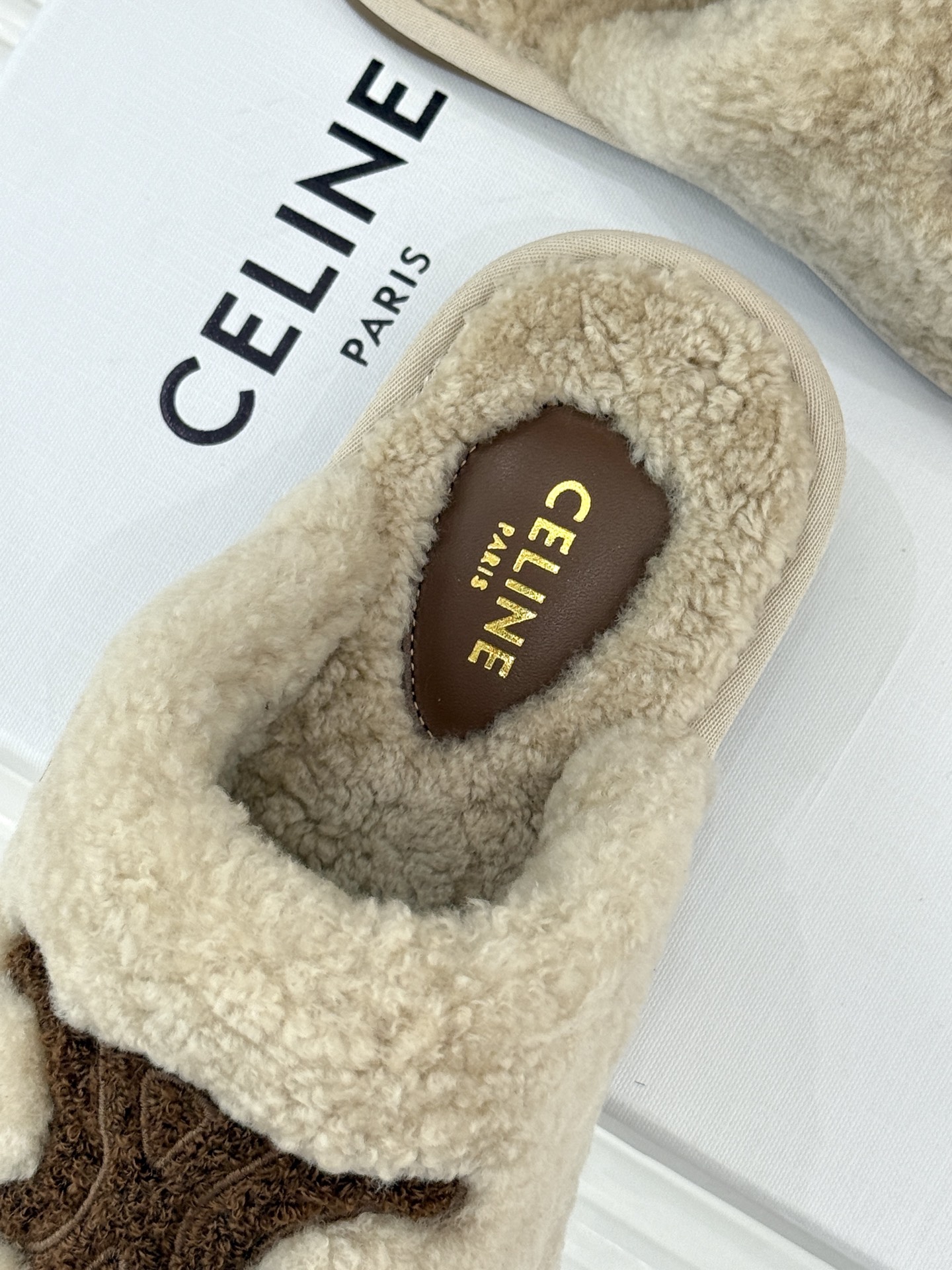 
CELINE/赛琳25W新品凯旋门毛拖半拖
这双毛拖 简直是慵懒时髦的代名词。
鞋面凯旋门大logo标