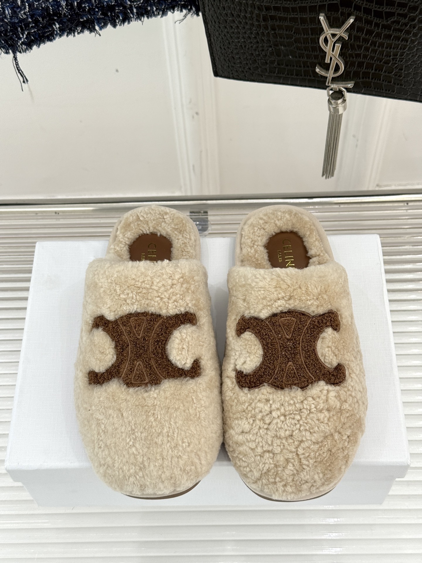 
CELINE/赛琳25W新品凯旋门毛拖半拖
这双毛拖 简直是慵懒时髦的代名词。
鞋面凯旋门大logo标