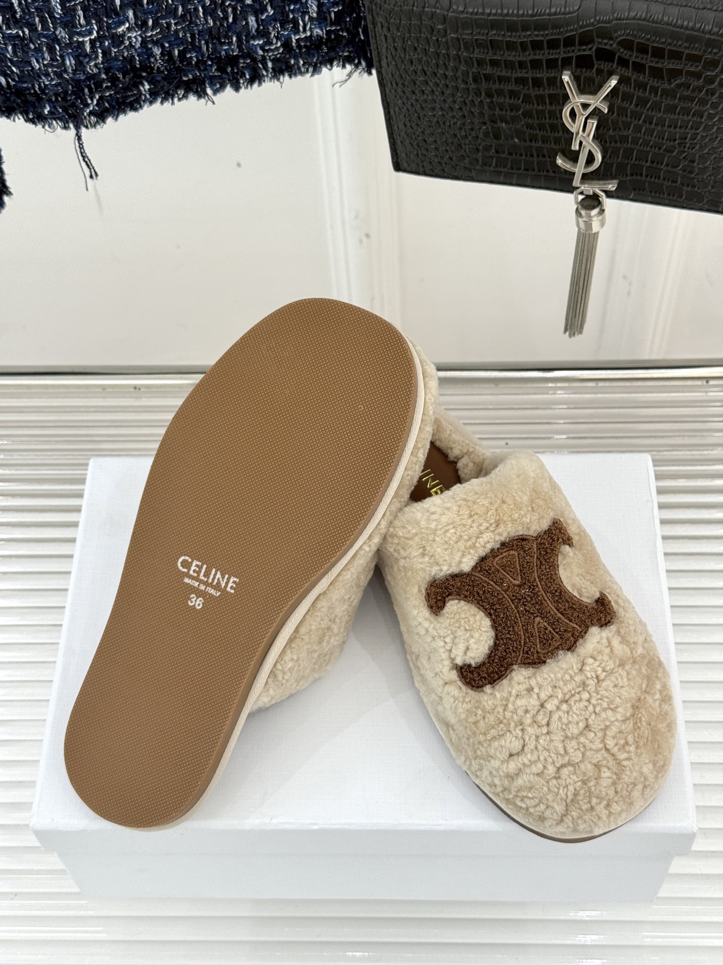 
CELINE/赛琳25W新品凯旋门毛拖半拖
这双毛拖 简直是慵懒时髦的代名词。
鞋面凯旋门大logo标