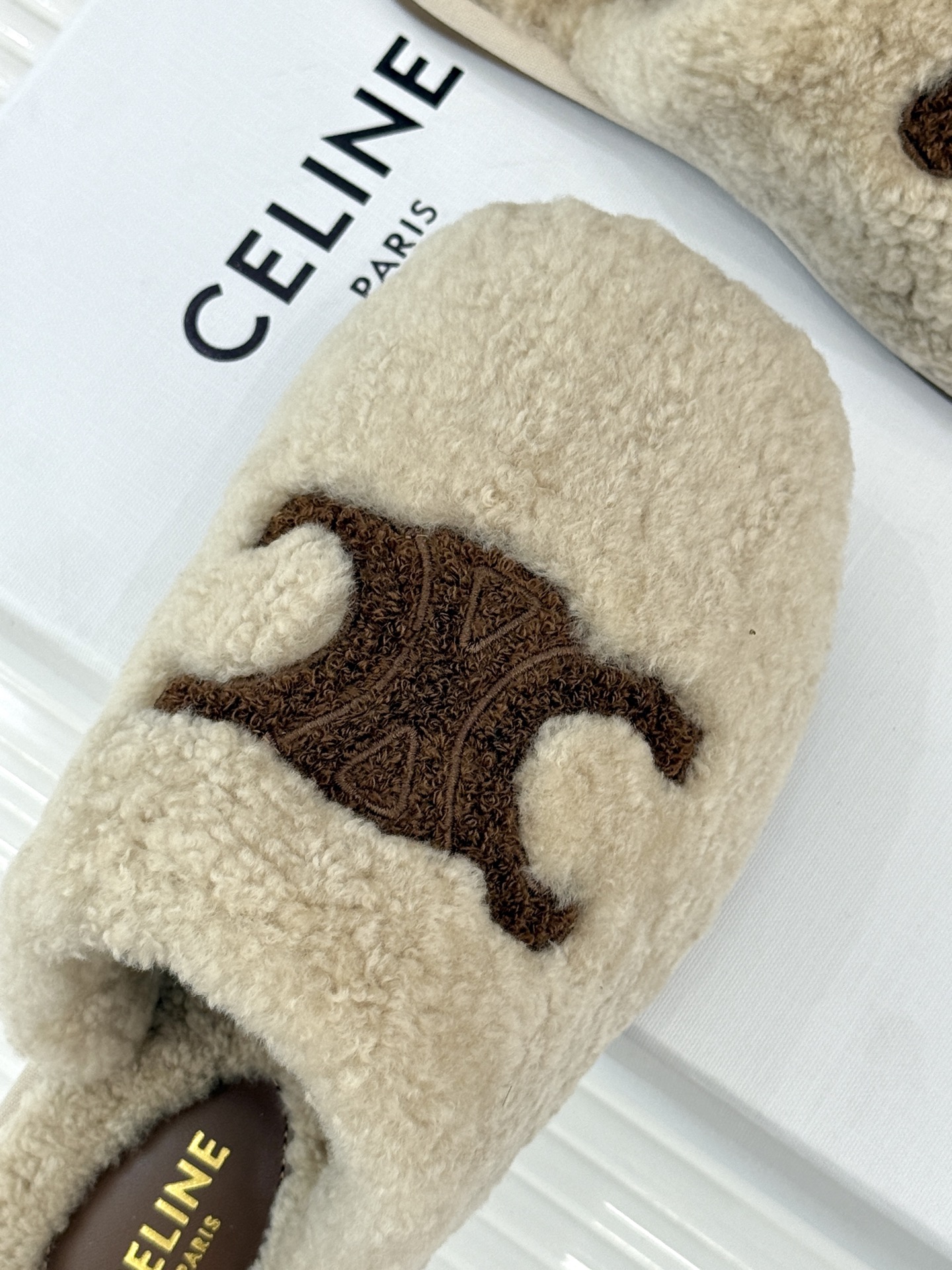 
CELINE/赛琳25W新品凯旋门毛拖半拖
这双毛拖 简直是慵懒时髦的代名词。
鞋面凯旋门大logo标