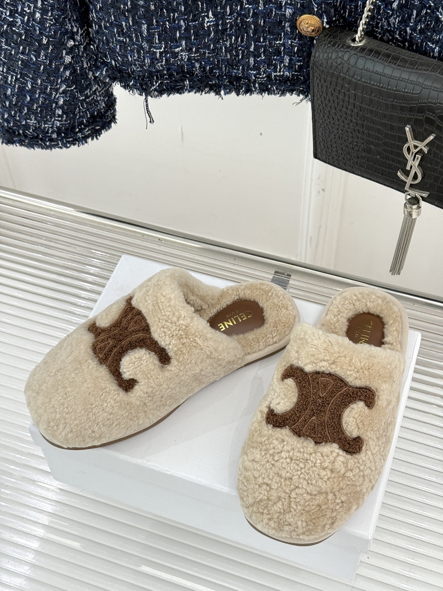 
CELINE/赛琳25W新品凯旋门毛拖半拖
这双毛拖 简直是慵懒时髦的代名词。
鞋面凯旋门大logo标