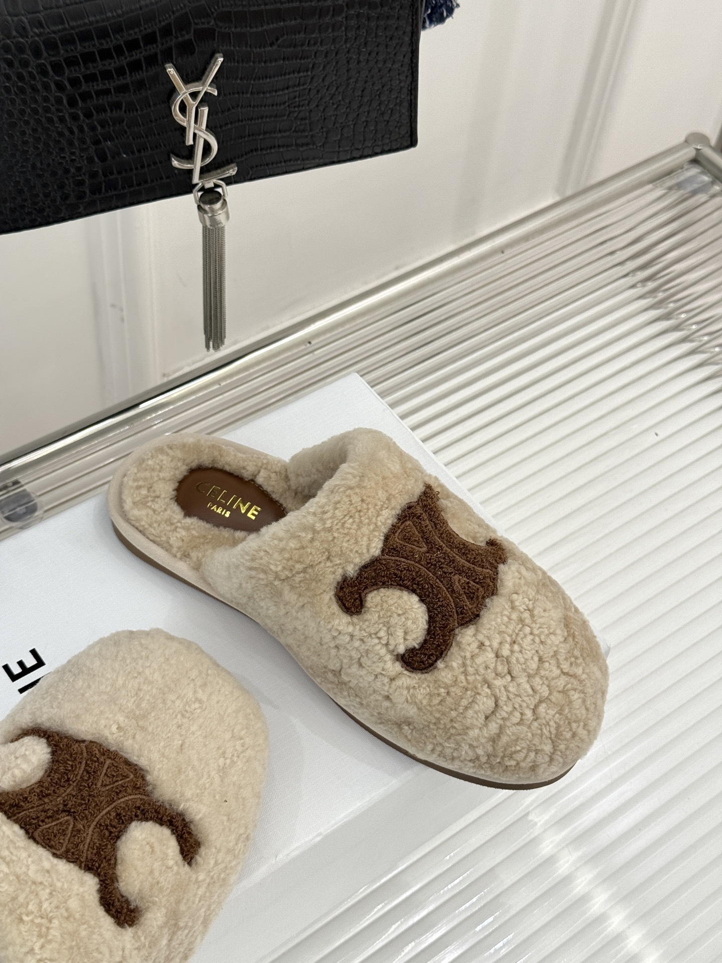 
CELINE/赛琳25W新品凯旋门毛拖半拖
这双毛拖 简直是慵懒时髦的代名词。
鞋面凯旋门大logo标
