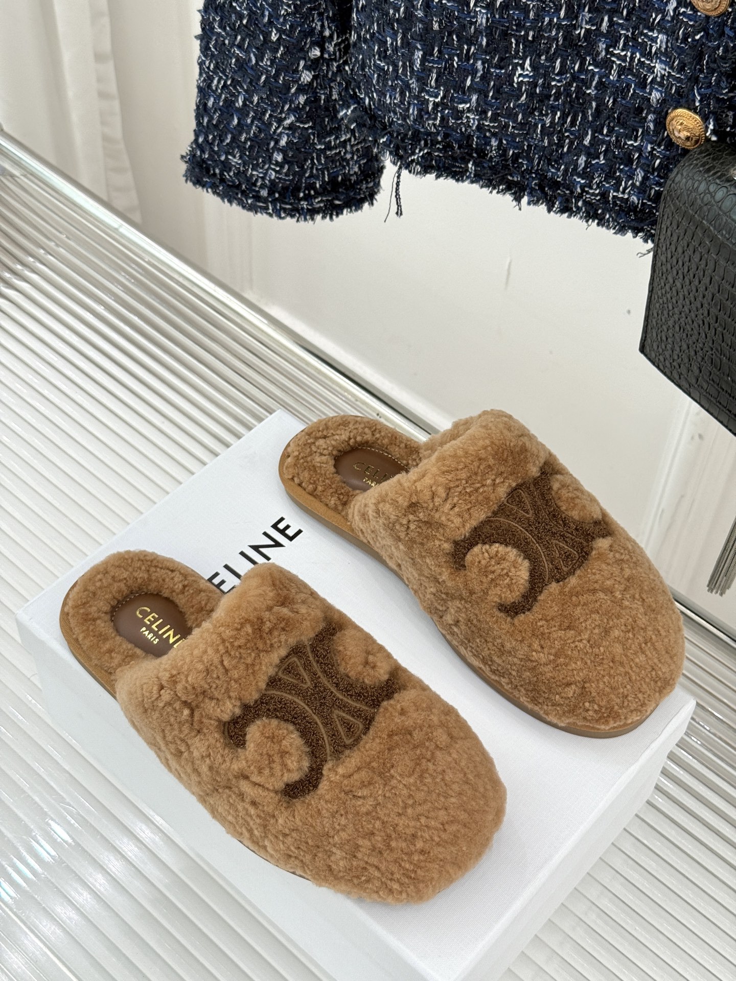 
CELINE/赛琳25W新品凯旋门毛拖半拖
这双毛拖 简直是慵懒时髦的代名词。
鞋面凯旋门大logo标