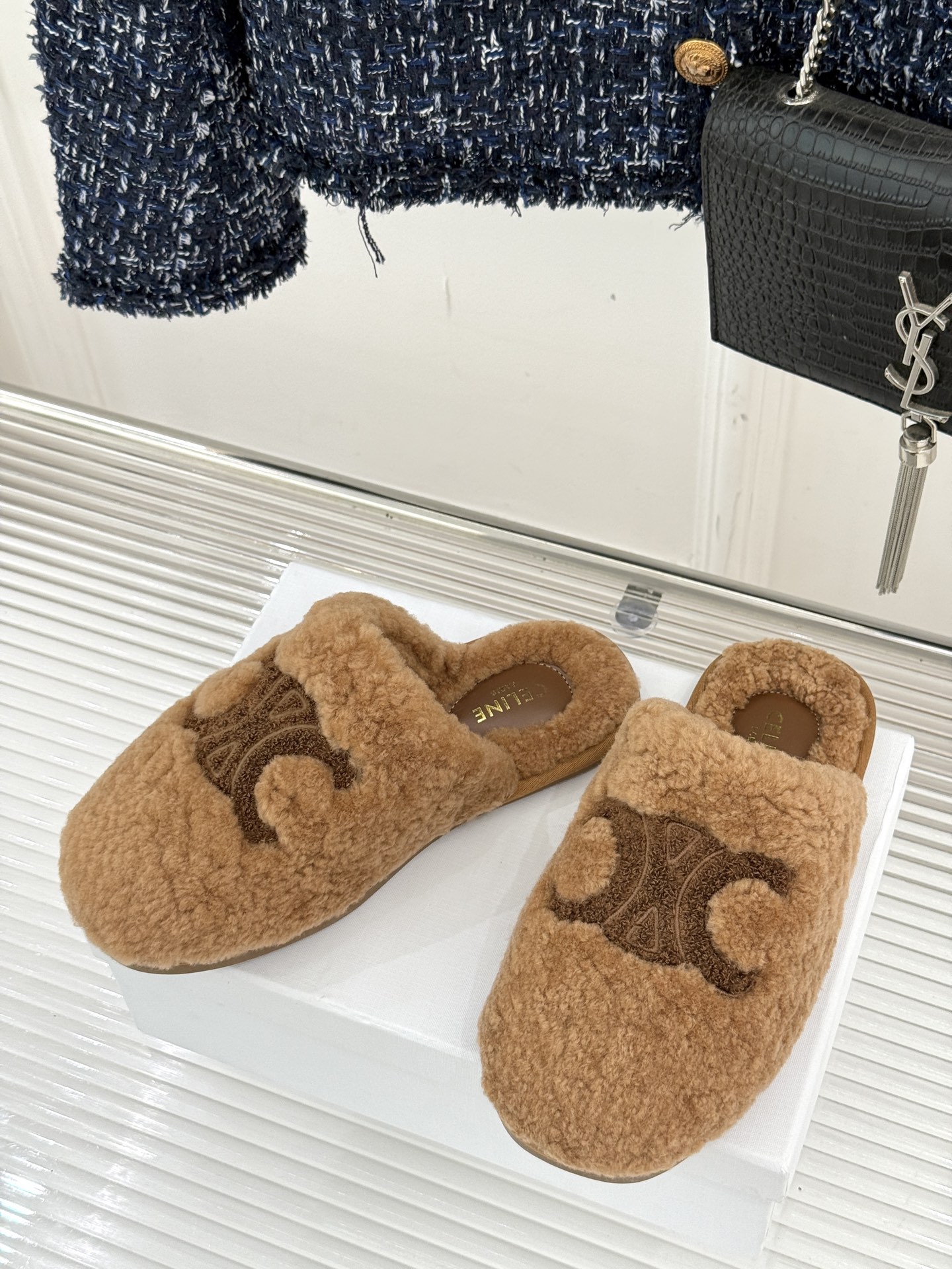 
CELINE/赛琳25W新品凯旋门毛拖半拖
这双毛拖 简直是慵懒时髦的代名词。
鞋面凯旋门大logo标