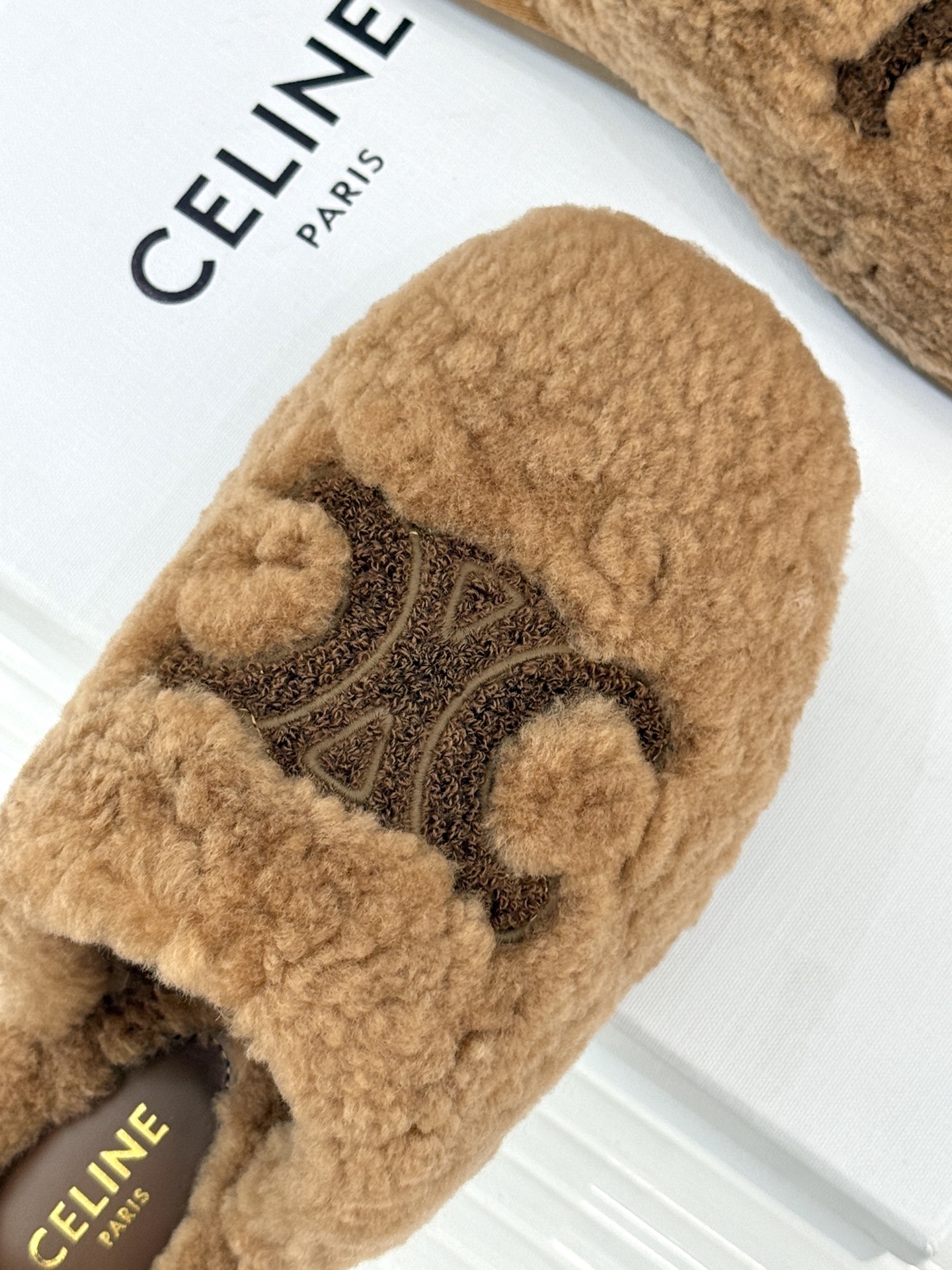 
CELINE/赛琳25W新品凯旋门毛拖半拖
这双毛拖 简直是慵懒时髦的代名词。
鞋面凯旋门大logo标