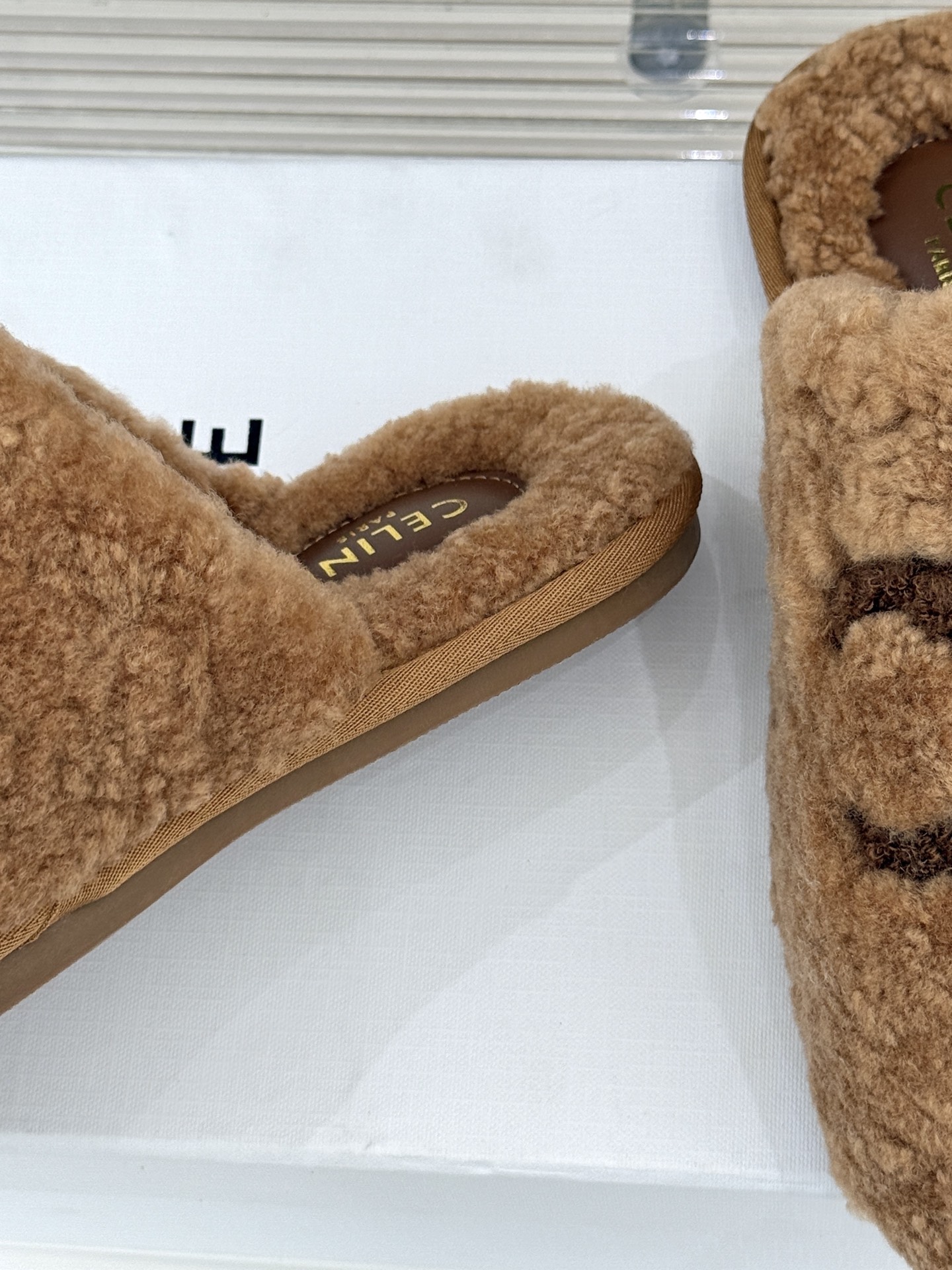 
CELINE/赛琳25W新品凯旋门毛拖半拖
这双毛拖 简直是慵懒时髦的代名词。
鞋面凯旋门大logo标
