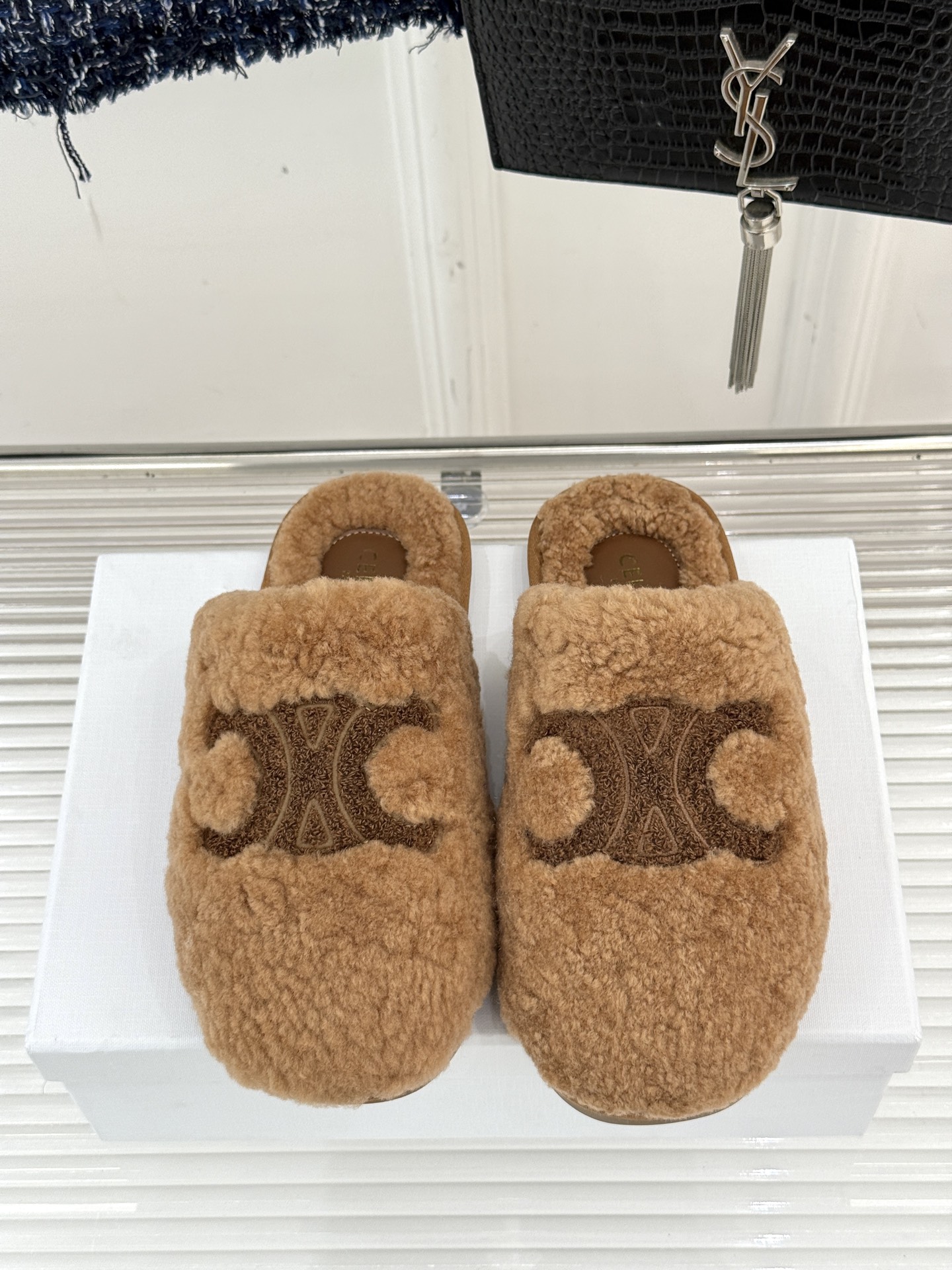 
CELINE/赛琳25W新品凯旋门毛拖半拖
这双毛拖 简直是慵懒时髦的代名词。
鞋面凯旋门大logo标