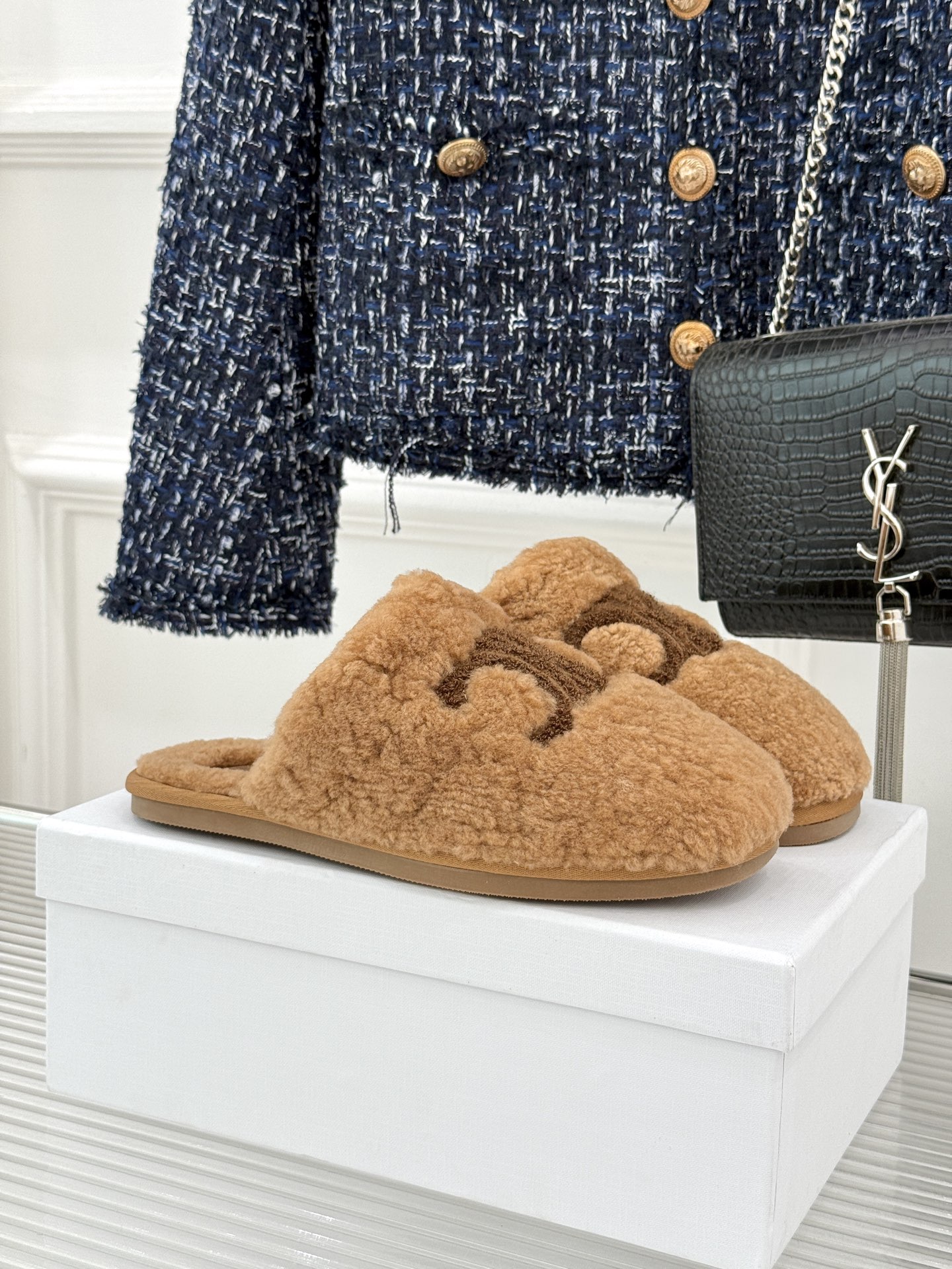 
CELINE/赛琳25W新品凯旋门毛拖半拖
这双毛拖 简直是慵懒时髦的代名词。
鞋面凯旋门大logo标