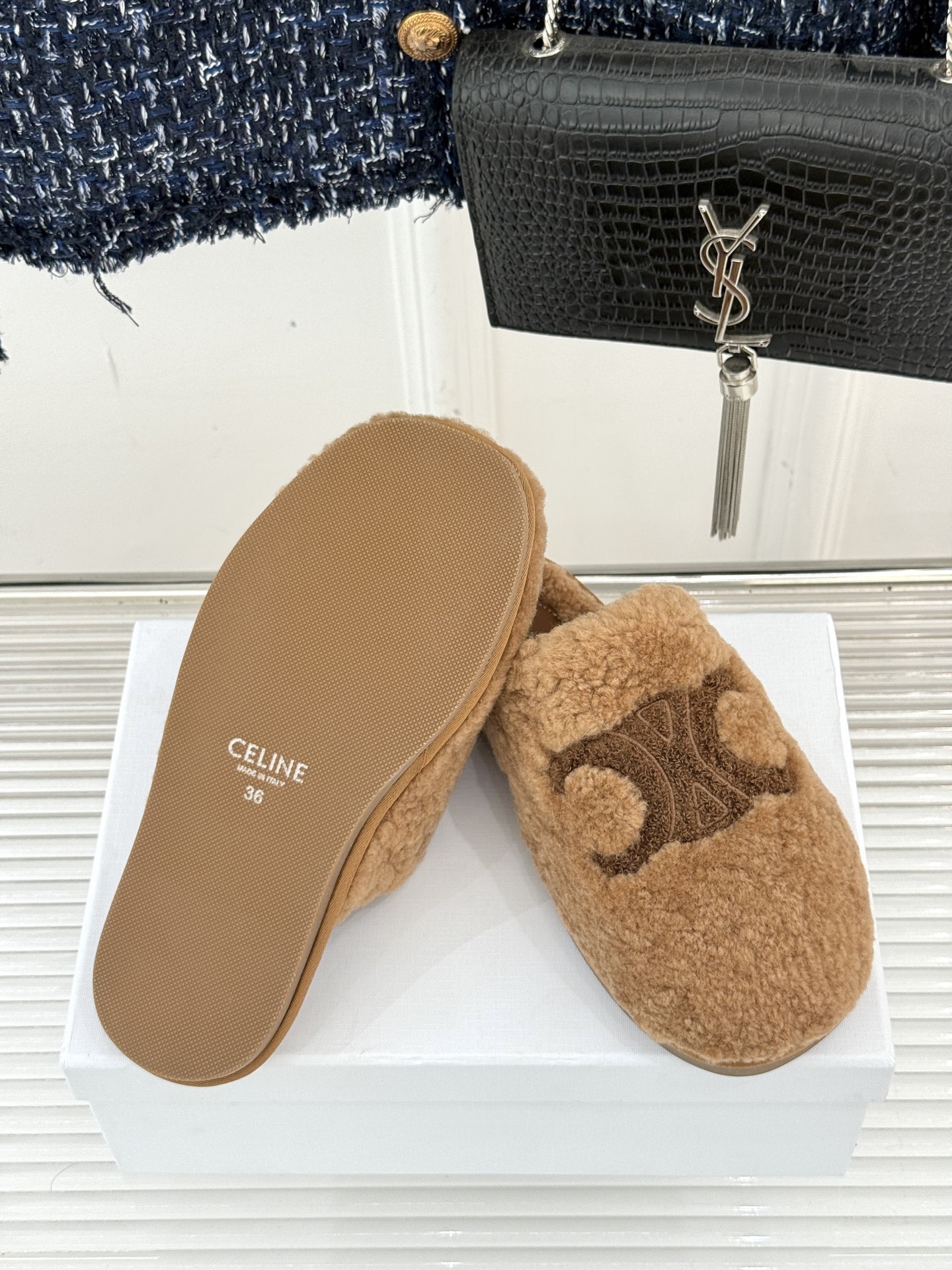 
CELINE/赛琳25W新品凯旋门毛拖半拖
这双毛拖 简直是慵懒时髦的代名词。
鞋面凯旋门大logo标