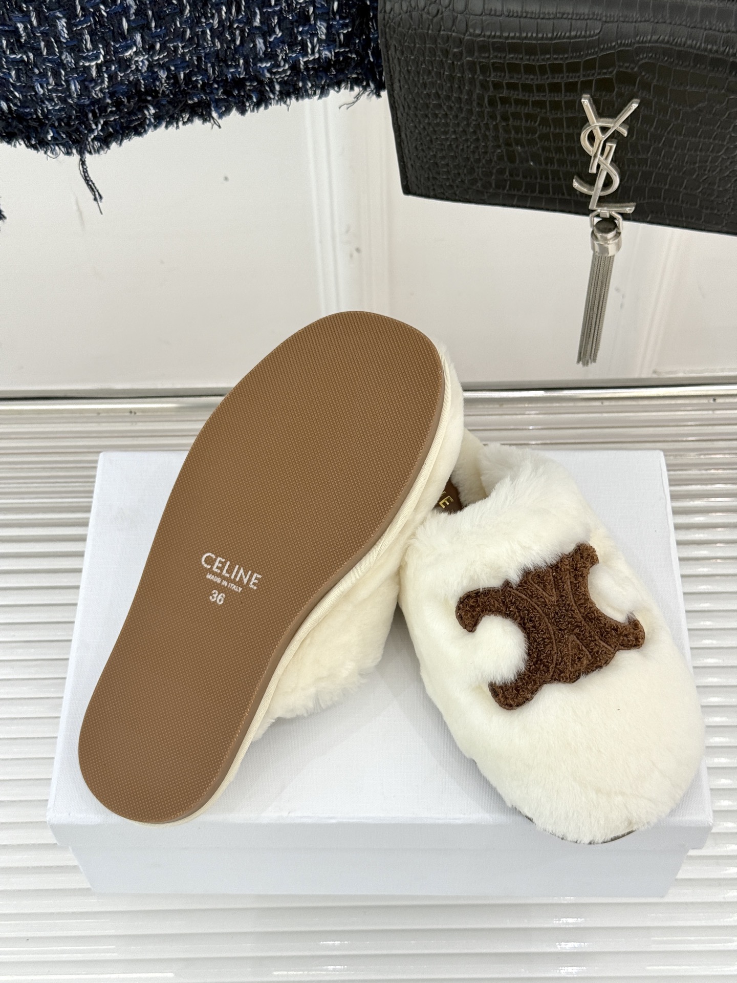 
CELINE/赛琳25W新品凯旋门毛拖半拖
这双毛拖 简直是慵懒时髦的代名词。
鞋面凯旋门大logo标