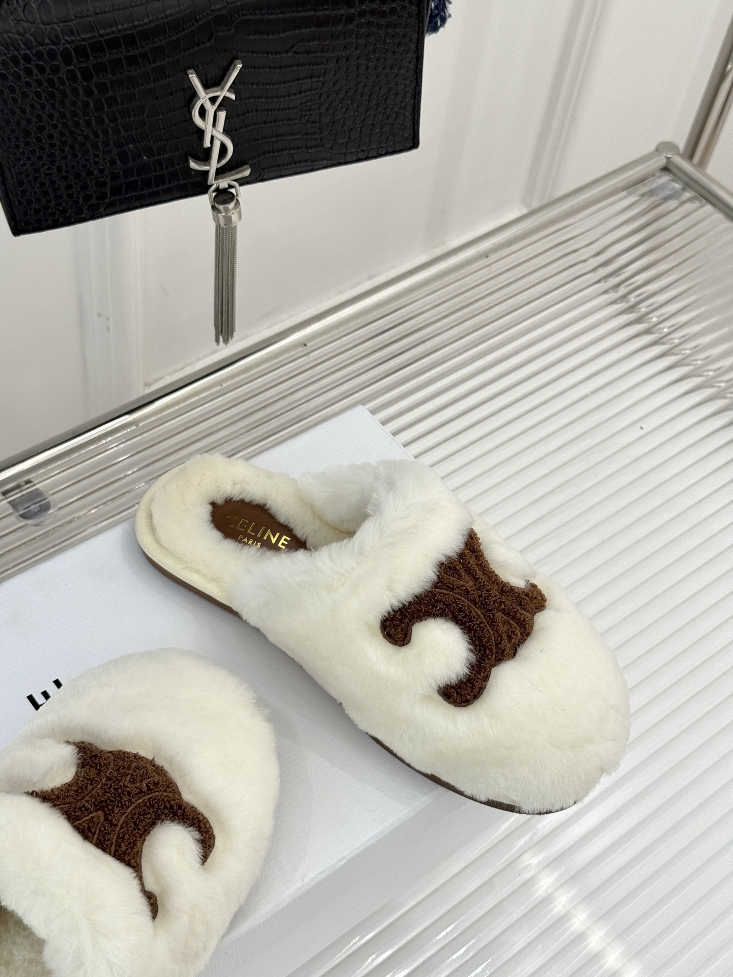 
CELINE/赛琳25W新品凯旋门毛拖半拖
这双毛拖 简直是慵懒时髦的代名词。
鞋面凯旋门大logo标