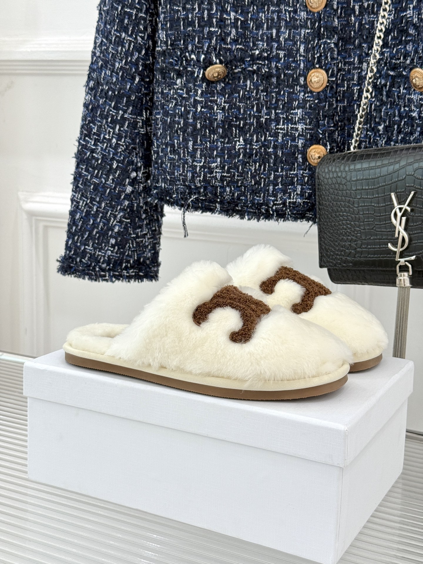 
CELINE/赛琳25W新品凯旋门毛拖半拖
这双毛拖 简直是慵懒时髦的代名词。
鞋面凯旋门大logo标