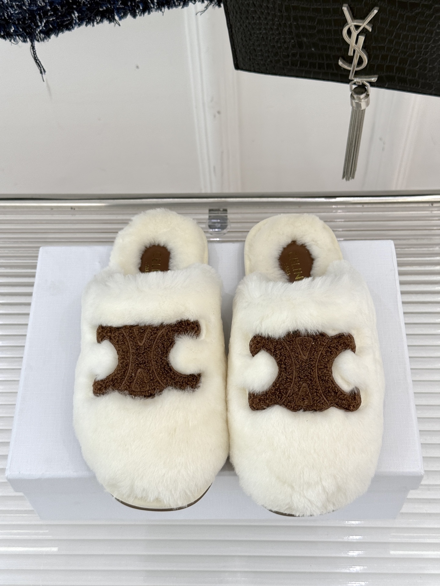 
CELINE/赛琳25W新品凯旋门毛拖半拖
这双毛拖 简直是慵懒时髦的代名词。
鞋面凯旋门大logo标