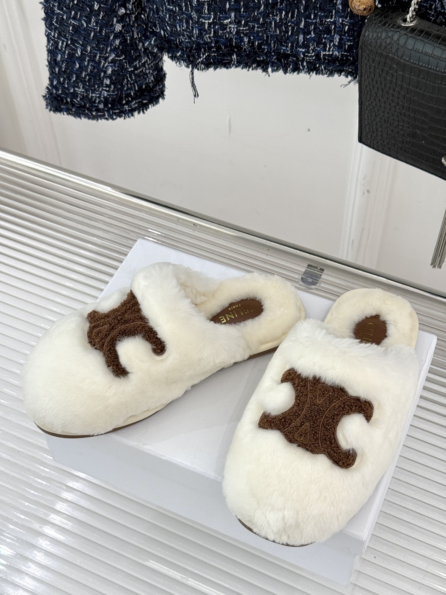 
CELINE/赛琳25W新品凯旋门毛拖半拖
这双毛拖 简直是慵懒时髦的代名词。
鞋面凯旋门大logo标