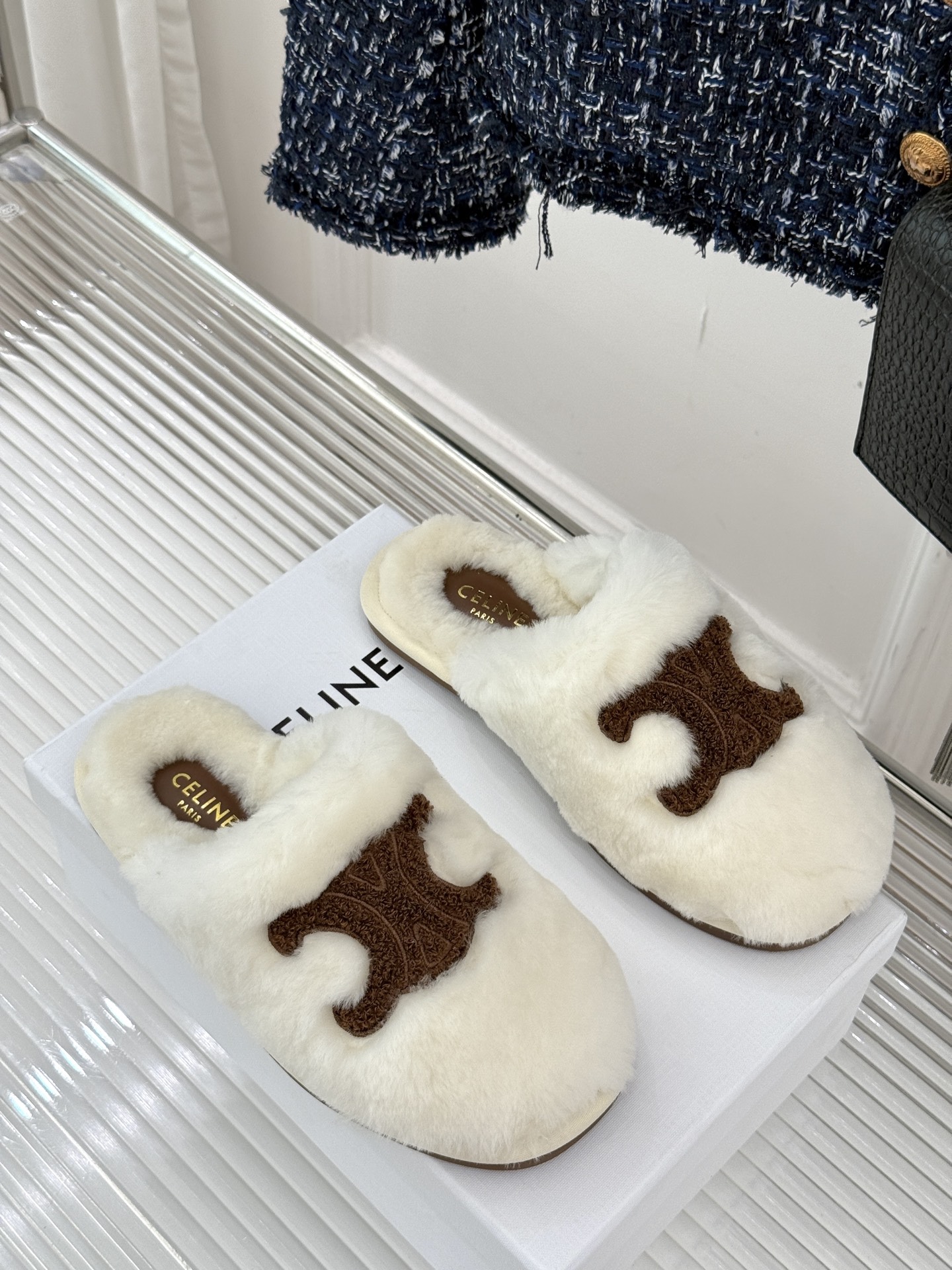
CELINE/赛琳25W新品凯旋门毛拖半拖
这双毛拖 简直是慵懒时髦的代名词。
鞋面凯旋门大logo标