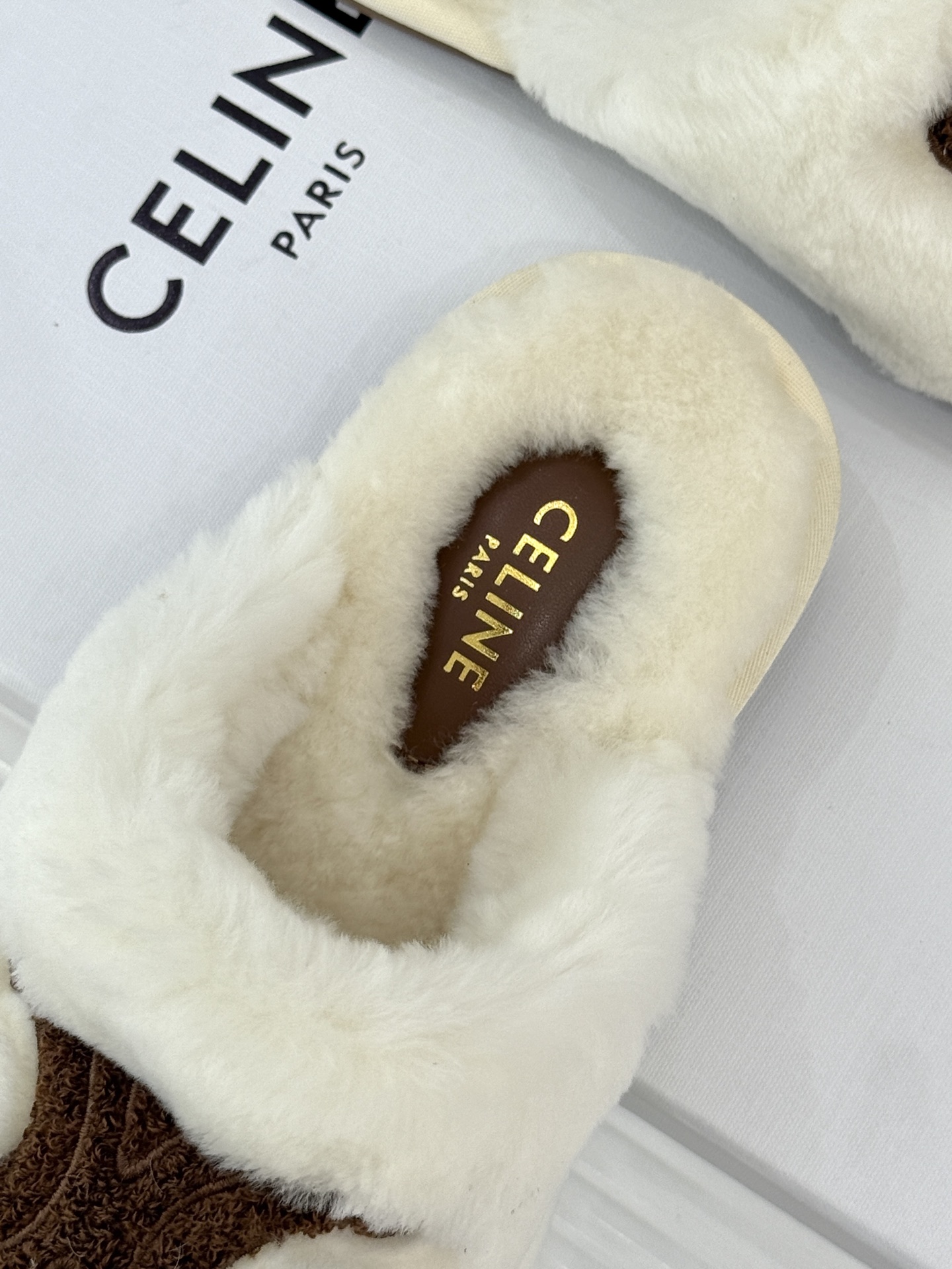 
CELINE/赛琳25W新品凯旋门毛拖半拖
这双毛拖 简直是慵懒时髦的代名词。
鞋面凯旋门大logo标