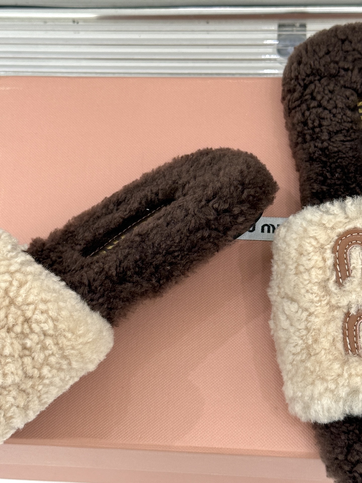 Miu Miu 25WF秋冬新品字母毛拖
当凛冽寒风开始宣告冬天的主权
一双兼具温暖与时尚的毛拖