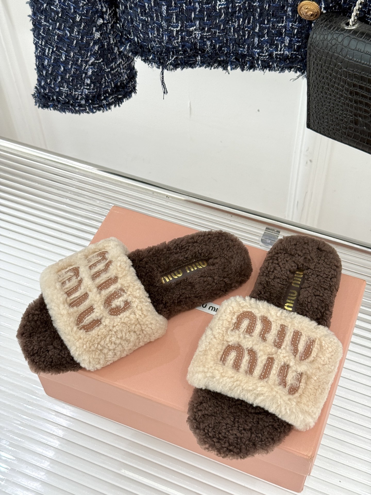 Miu Miu 25WF秋冬新品字母毛拖
当凛冽寒风开始宣告冬天的主权
一双兼具温暖与时尚的毛拖