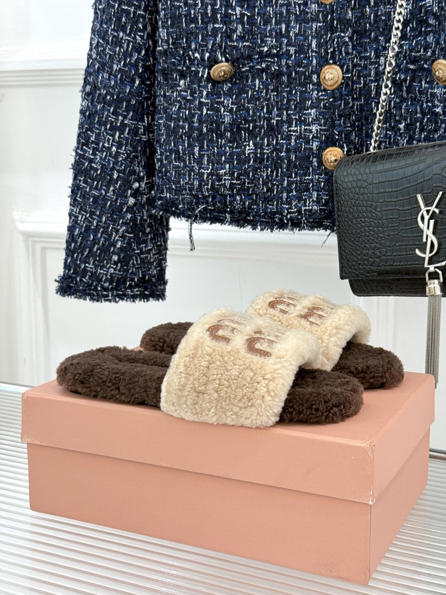 Miu Miu 25WF秋冬新品字母毛拖
当凛冽寒风开始宣告冬天的主权
一双兼具温暖与时尚的毛拖