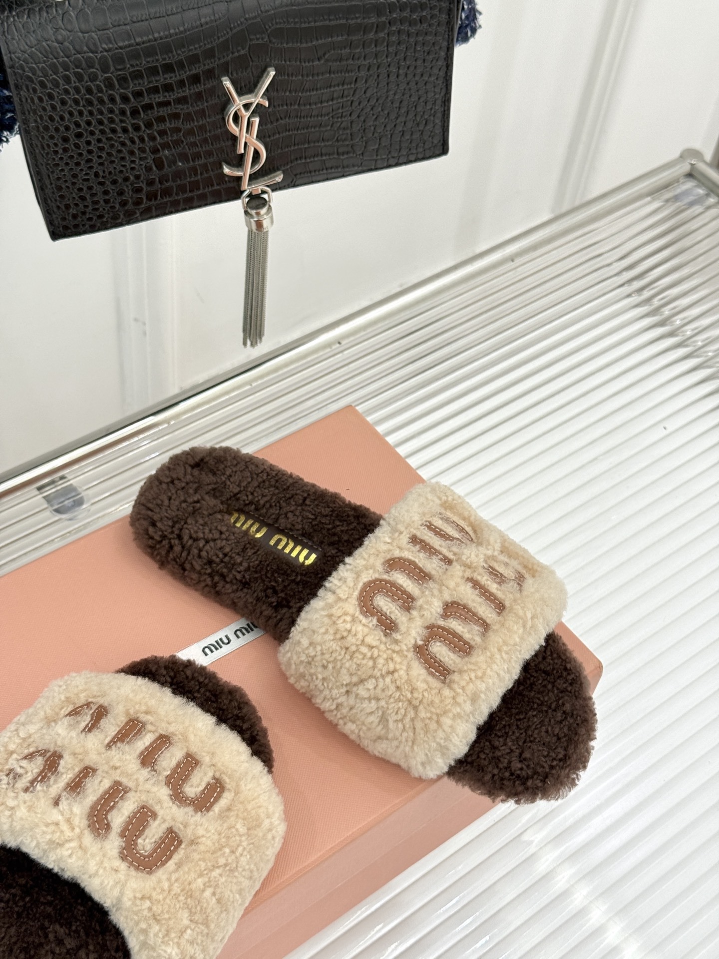 Miu Miu 25WF秋冬新品字母毛拖
当凛冽寒风开始宣告冬天的主权
一双兼具温暖与时尚的毛拖