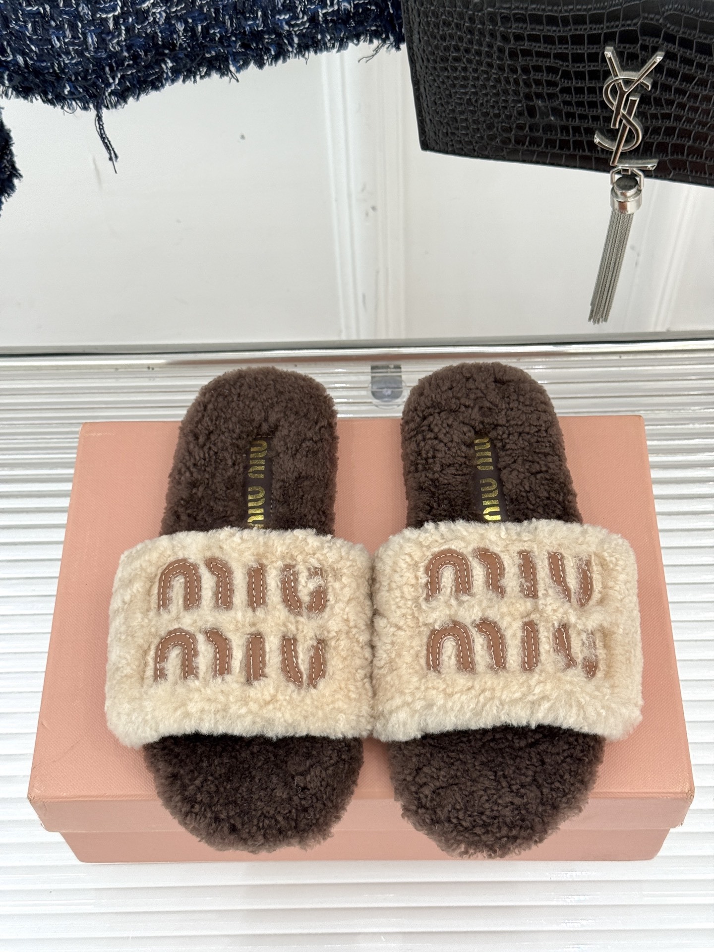 Miu Miu 25WF秋冬新品字母毛拖
当凛冽寒风开始宣告冬天的主权
一双兼具温暖与时尚的毛拖