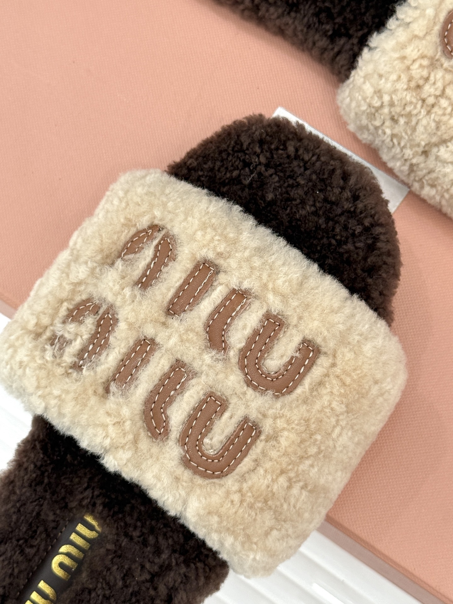 Miu Miu 25WF秋冬新品字母毛拖
当凛冽寒风开始宣告冬天的主权
一双兼具温暖与时尚的毛拖