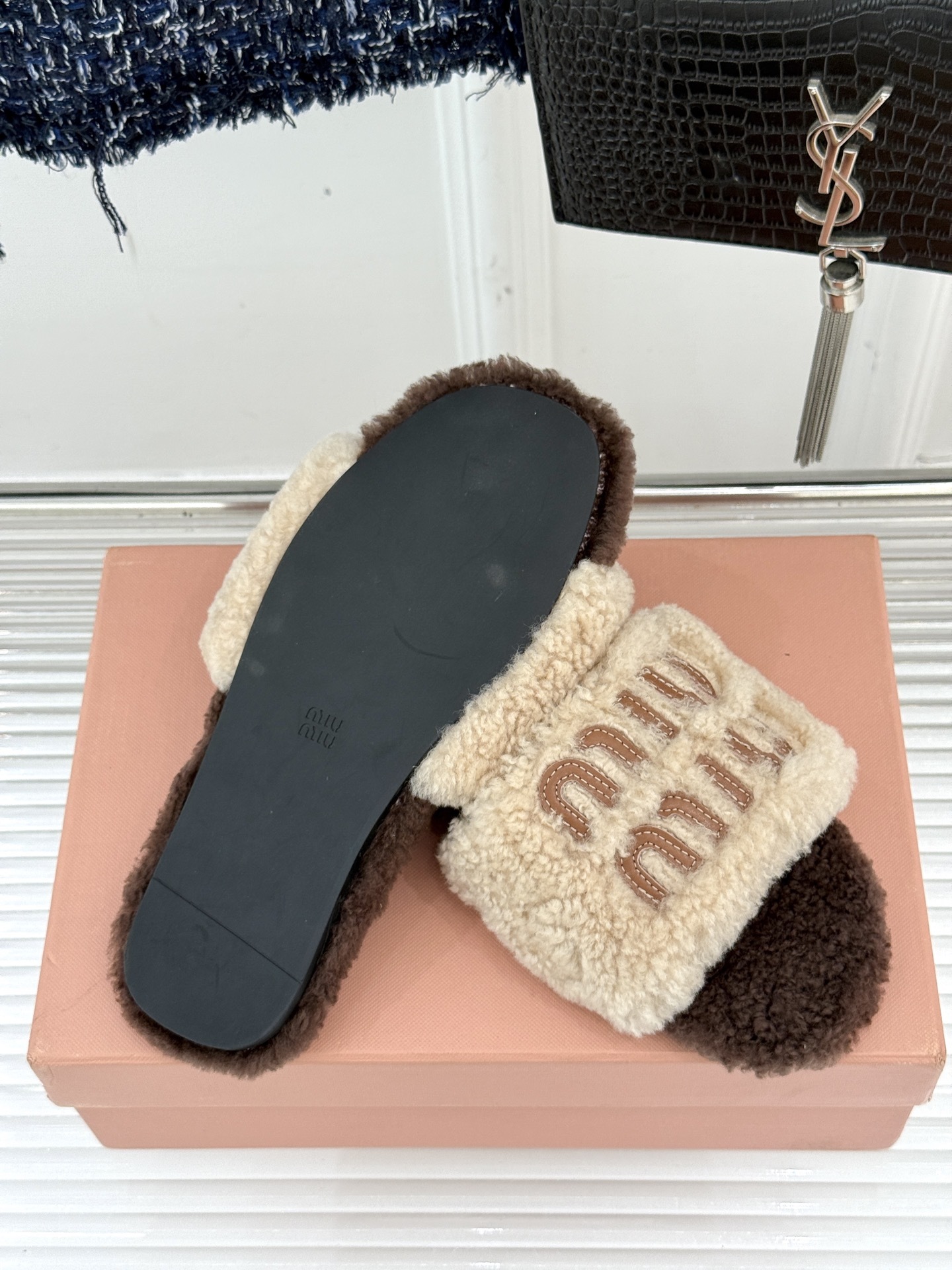 Miu Miu 25WF秋冬新品字母毛拖
当凛冽寒风开始宣告冬天的主权
一双兼具温暖与时尚的毛拖