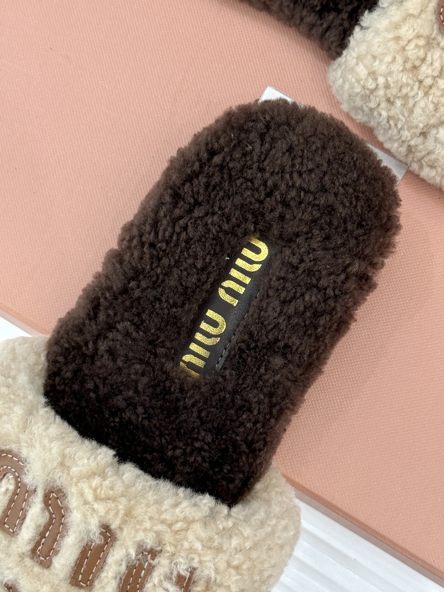 Miu Miu 25WF秋冬新品字母毛拖
当凛冽寒风开始宣告冬天的主权
一双兼具温暖与时尚的毛拖