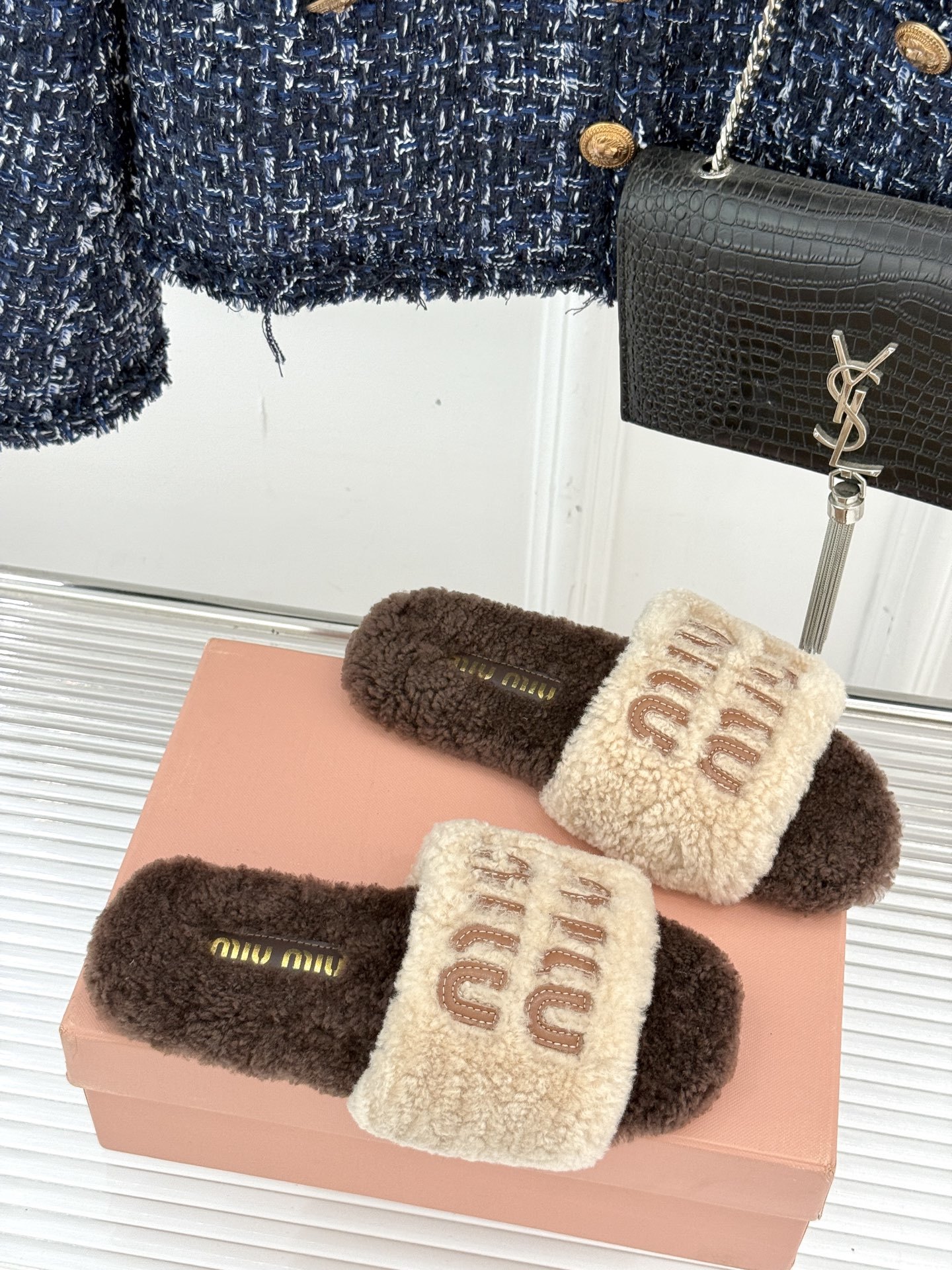 Miu Miu 25WF秋冬新品字母毛拖
当凛冽寒风开始宣告冬天的主权
一双兼具温暖与时尚的毛拖