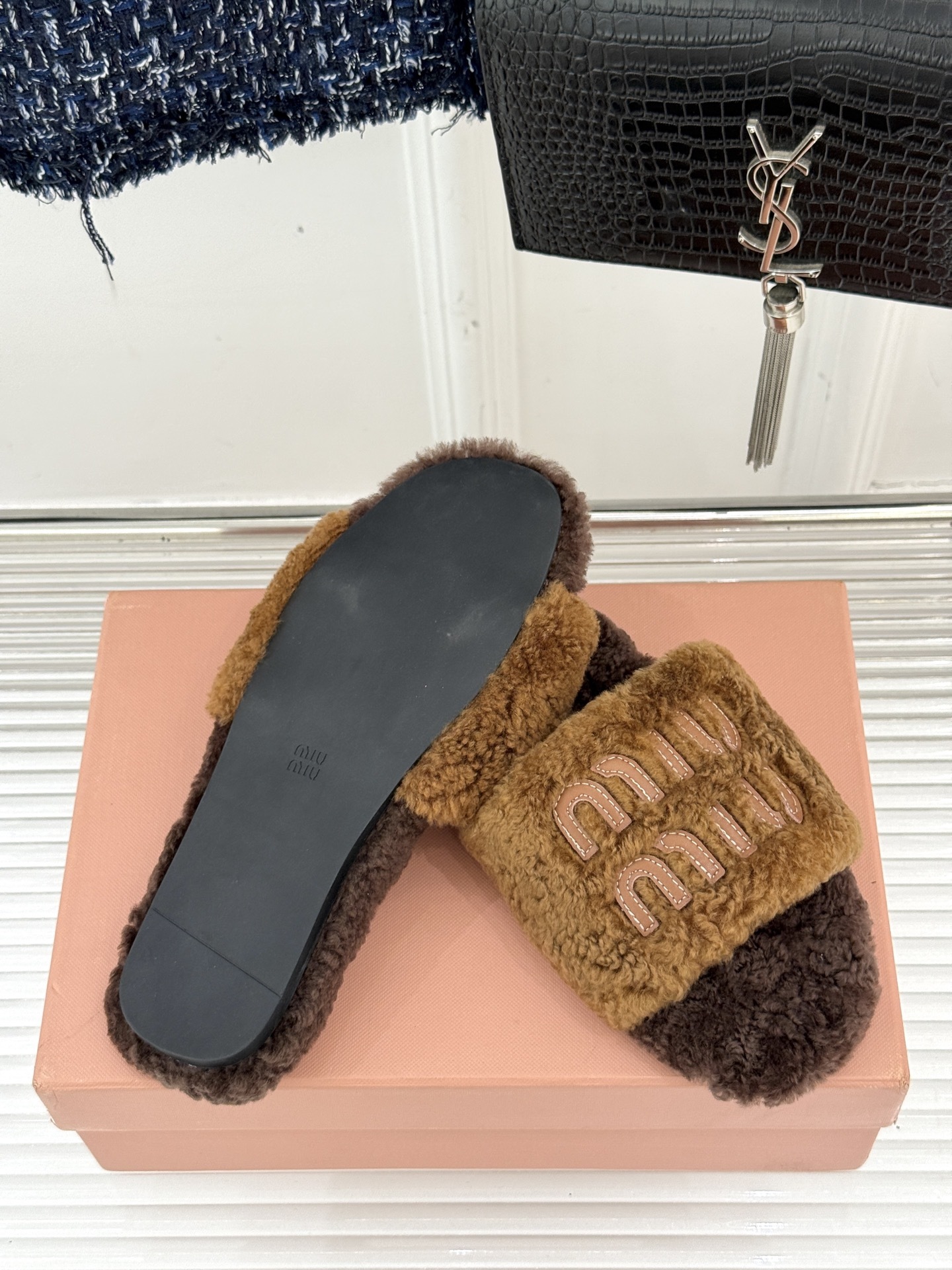 Miu Miu 25WF秋冬新品字母毛拖
当凛冽寒风开始宣告冬天的主权
一双兼具温暖与时尚的毛拖