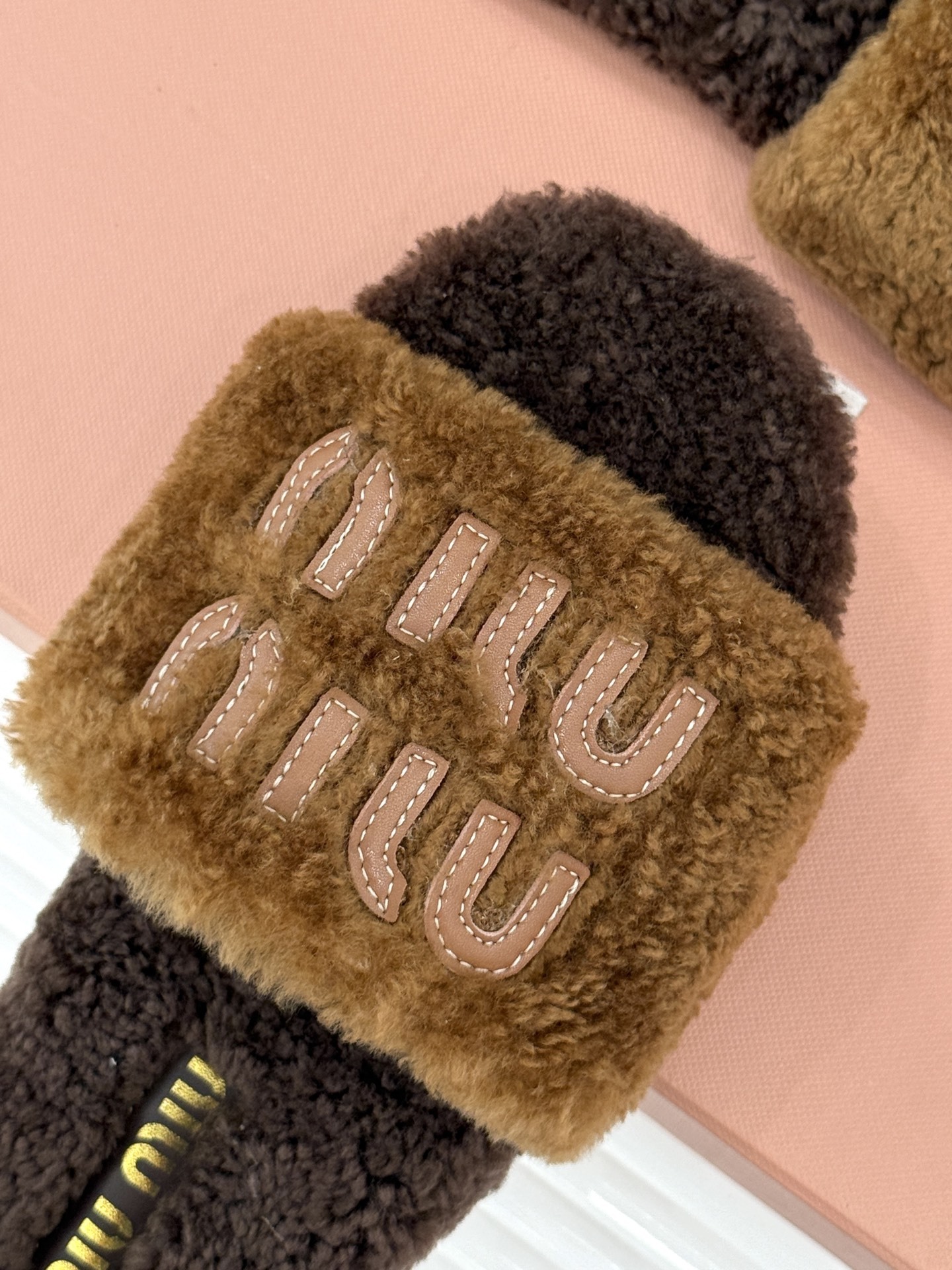 Miu Miu 25WF秋冬新品字母毛拖
当凛冽寒风开始宣告冬天的主权
一双兼具温暖与时尚的毛拖