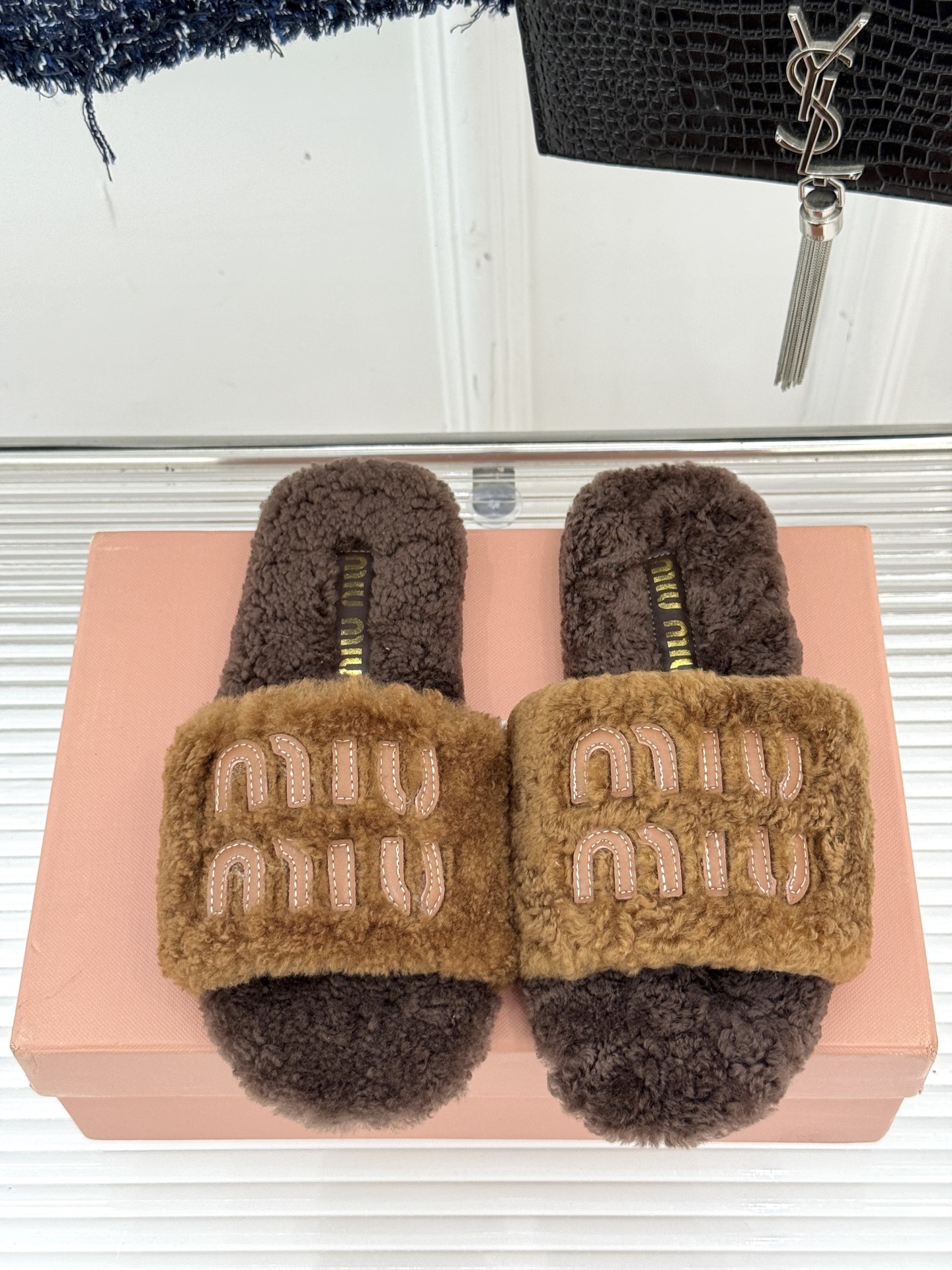 Miu Miu 25WF秋冬新品字母毛拖
当凛冽寒风开始宣告冬天的主权
一双兼具温暖与时尚的毛拖