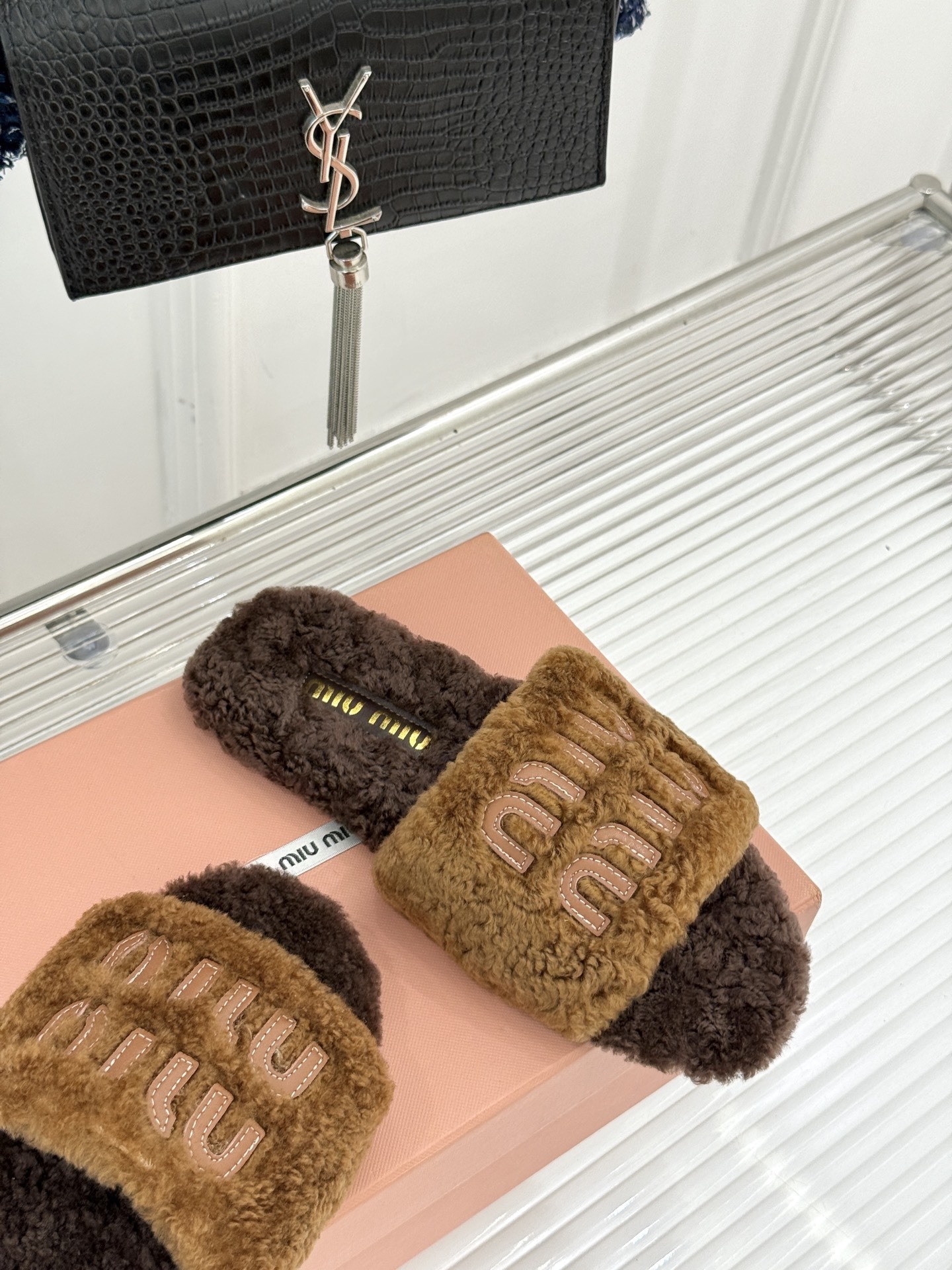 Miu Miu 25WF秋冬新品字母毛拖
当凛冽寒风开始宣告冬天的主权
一双兼具温暖与时尚的毛拖