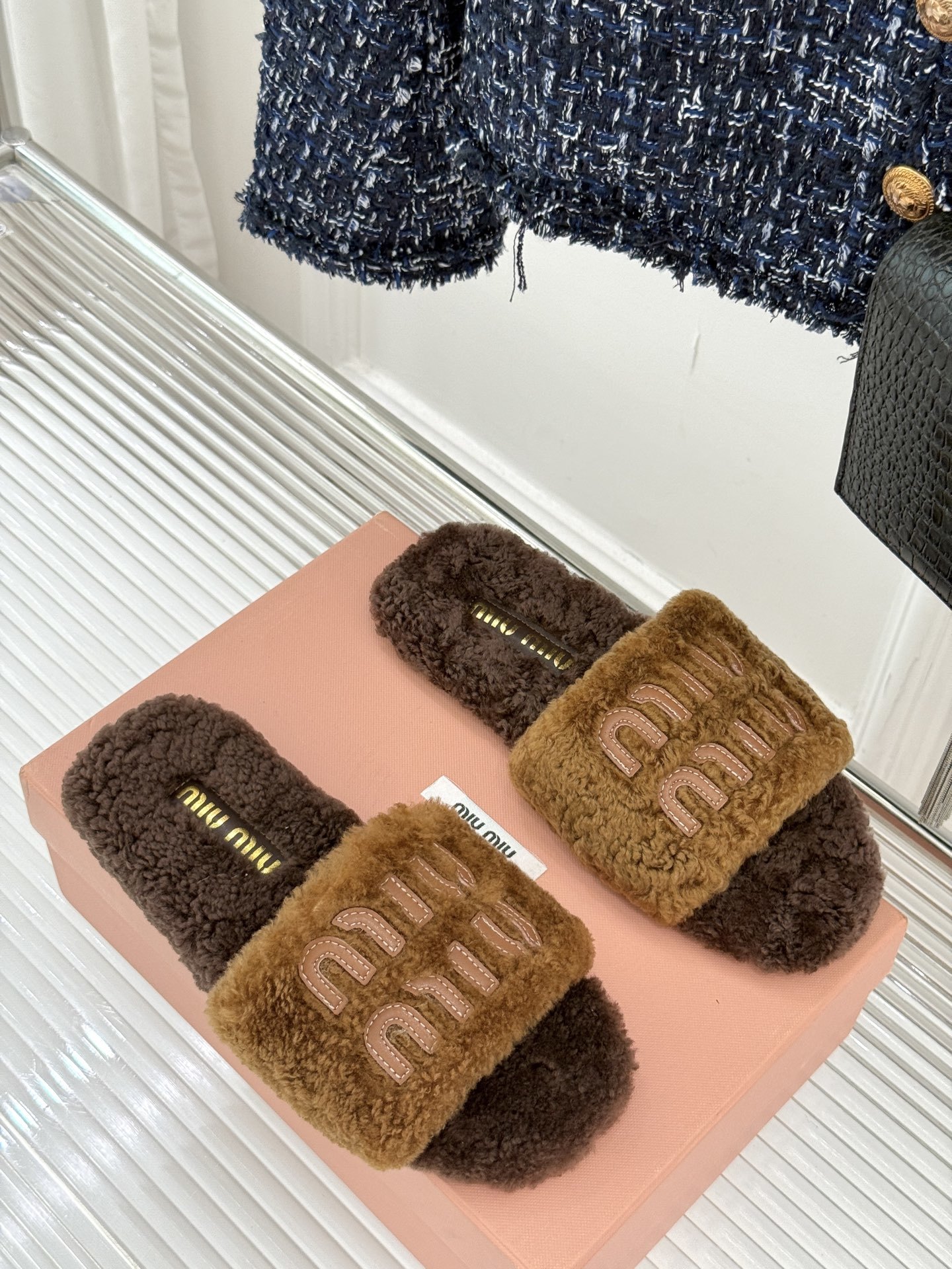 Miu Miu 25WF秋冬新品字母毛拖
当凛冽寒风开始宣告冬天的主权
一双兼具温暖与时尚的毛拖