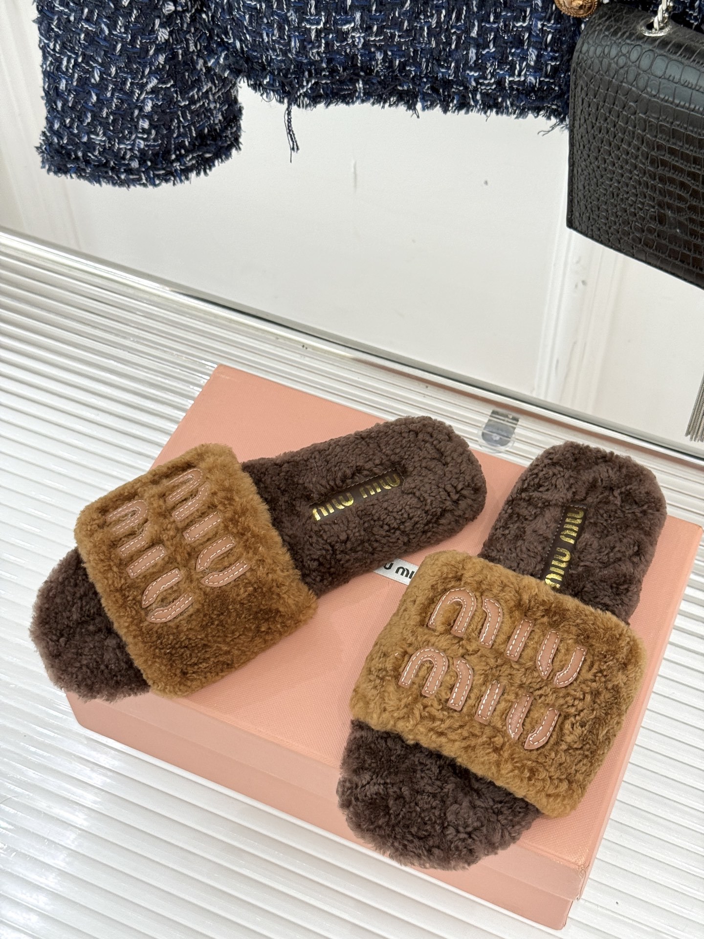 Miu Miu 25WF秋冬新品字母毛拖
当凛冽寒风开始宣告冬天的主权
一双兼具温暖与时尚的毛拖