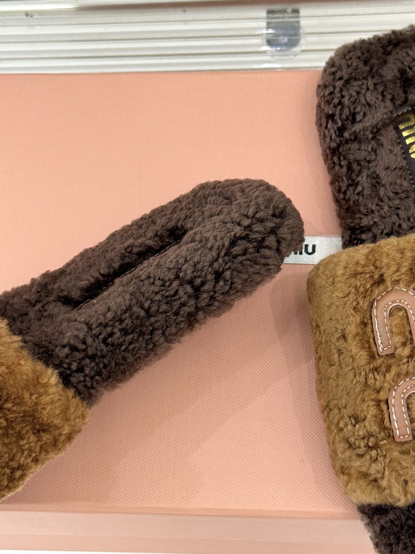 Miu Miu 25WF秋冬新品字母毛拖
当凛冽寒风开始宣告冬天的主权
一双兼具温暖与时尚的毛拖