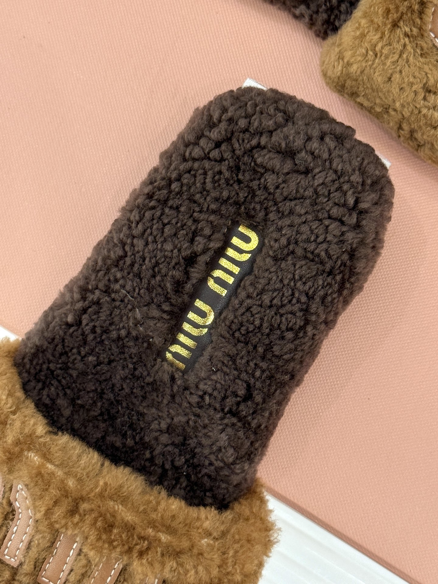 Miu Miu 25WF秋冬新品字母毛拖
当凛冽寒风开始宣告冬天的主权
一双兼具温暖与时尚的毛拖