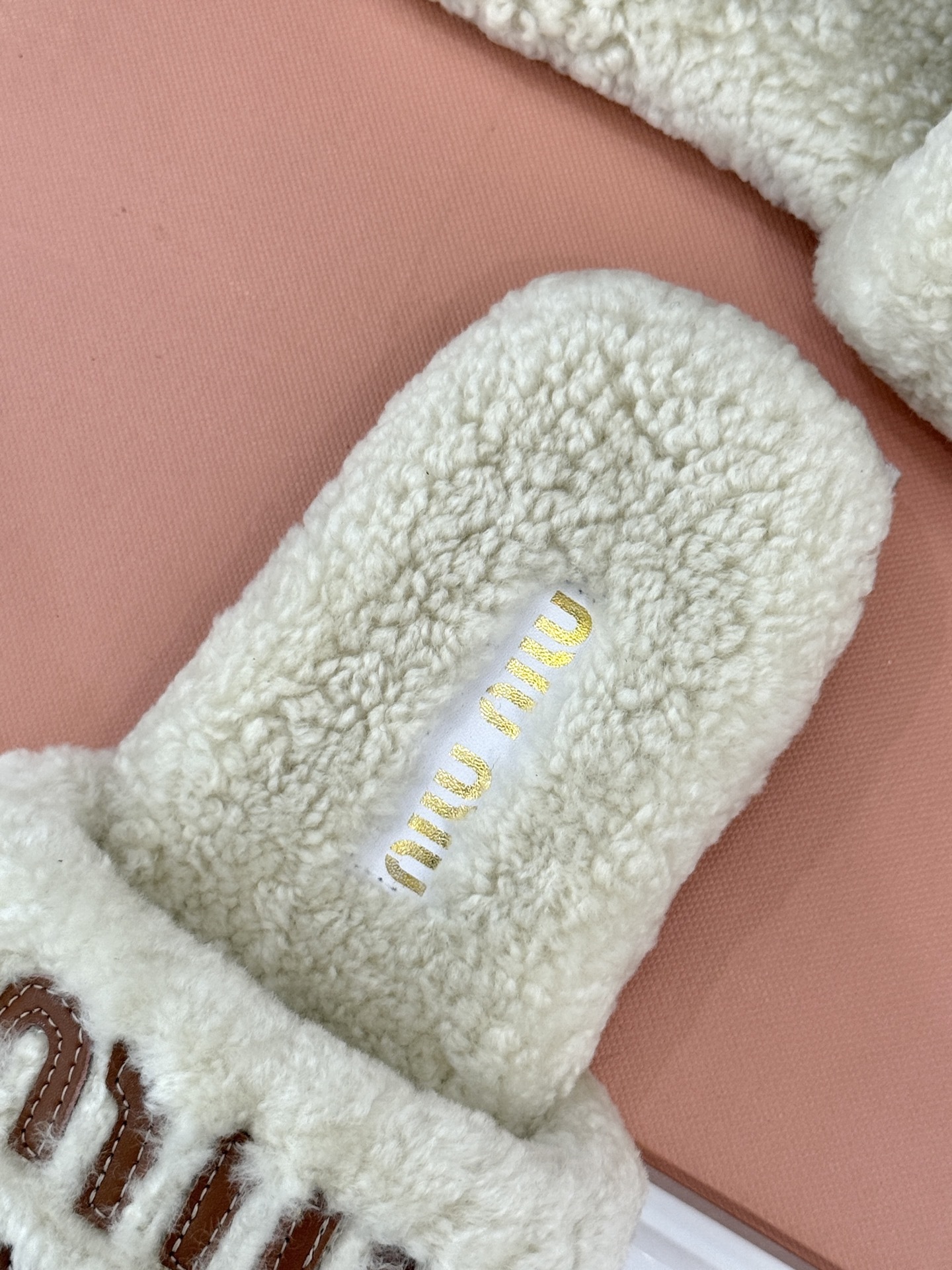 Miu Miu 25WF秋冬新品字母毛拖
当凛冽寒风开始宣告冬天的主权
一双兼具温暖与时尚的毛拖