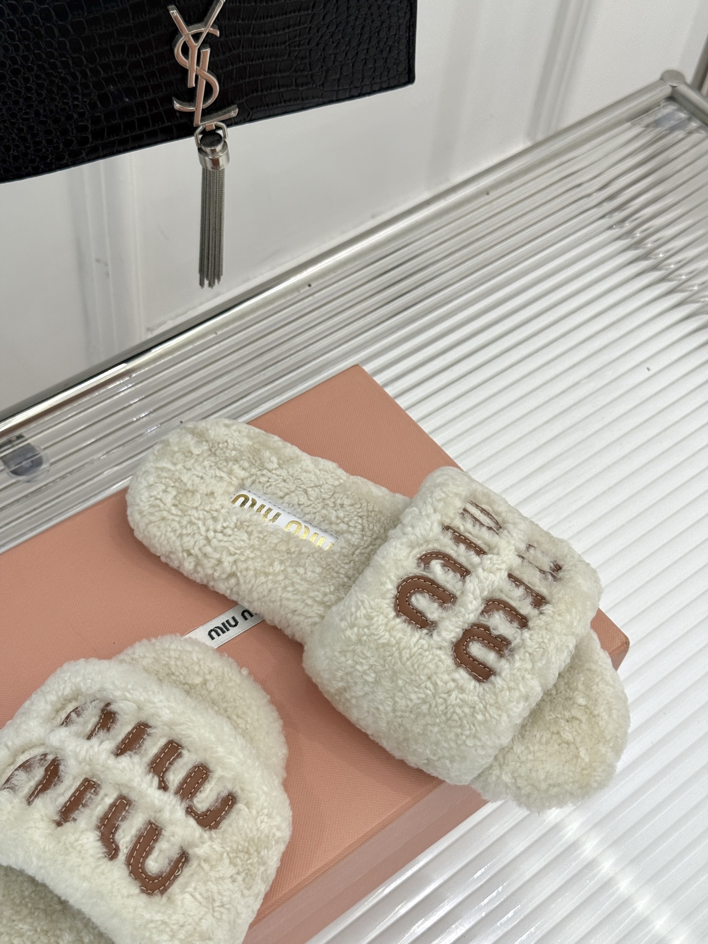 Miu Miu 25WF秋冬新品字母毛拖
当凛冽寒风开始宣告冬天的主权
一双兼具温暖与时尚的毛拖