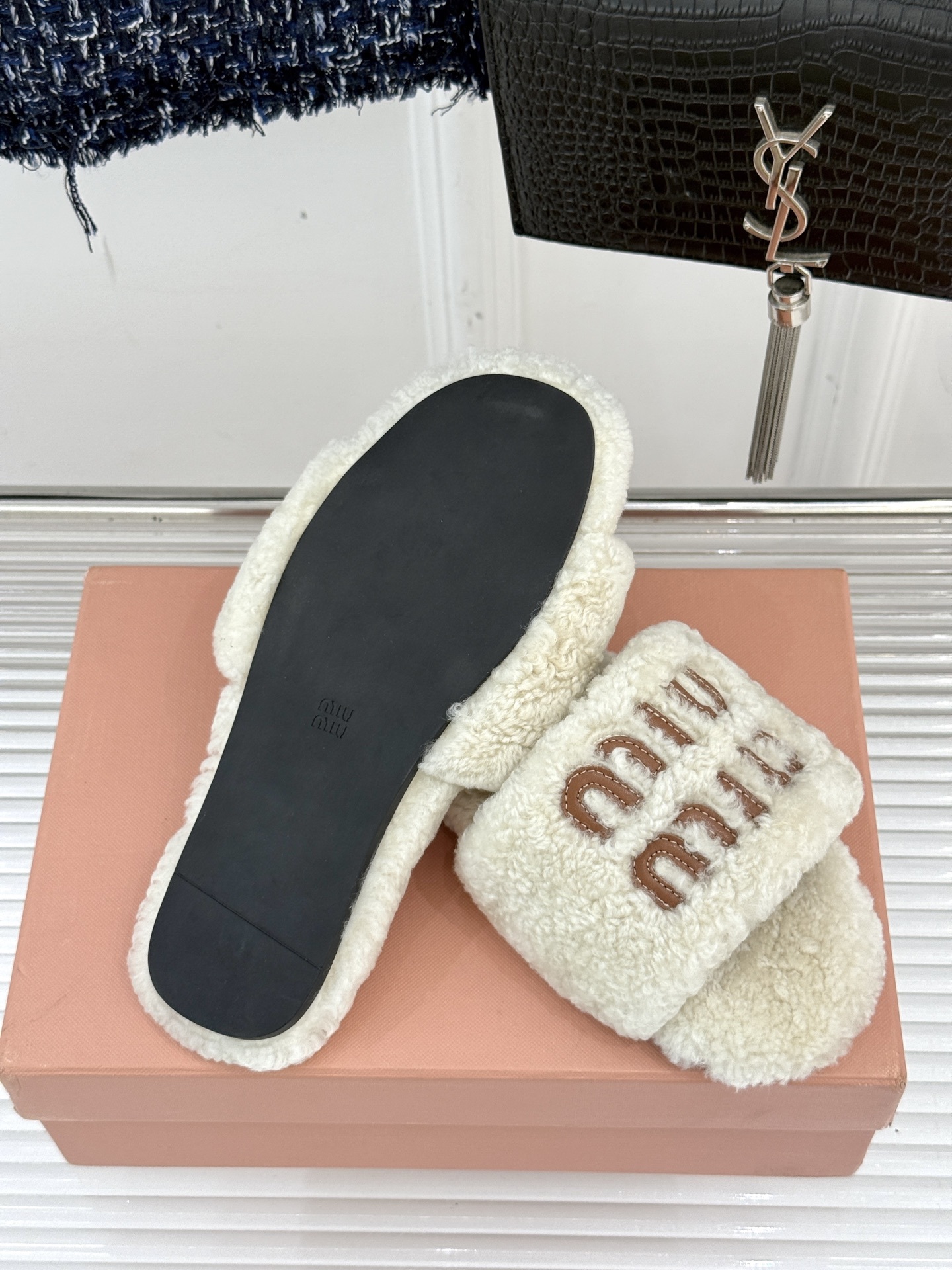 Miu Miu 25WF秋冬新品字母毛拖
当凛冽寒风开始宣告冬天的主权
一双兼具温暖与时尚的毛拖