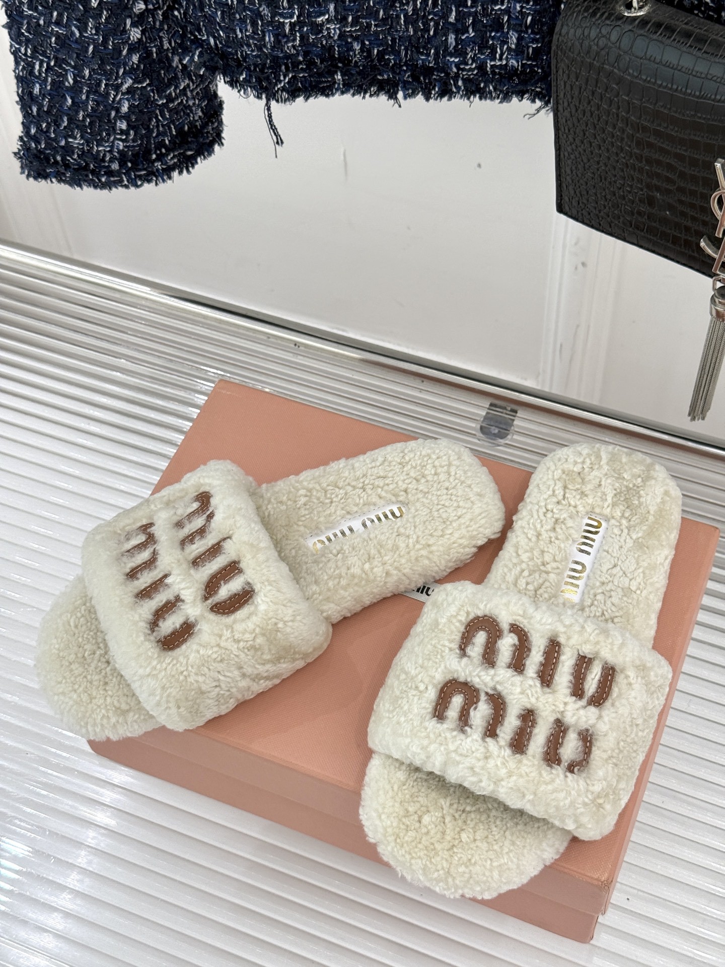 Miu Miu 25WF秋冬新品字母毛拖
当凛冽寒风开始宣告冬天的主权
一双兼具温暖与时尚的毛拖
