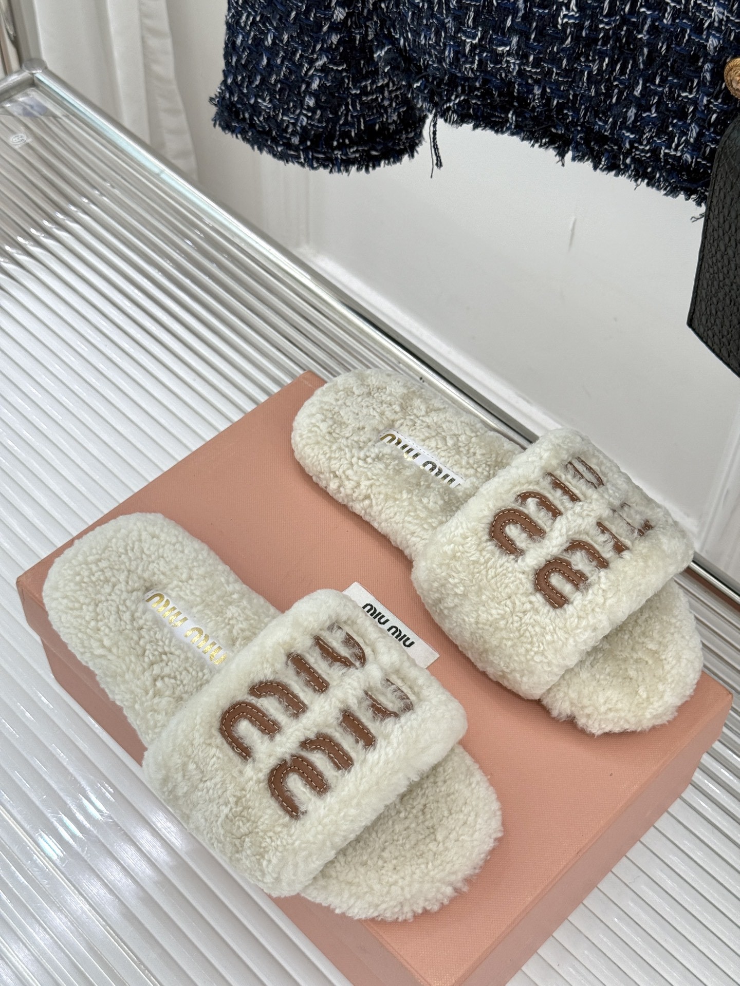 Miu Miu 25WF秋冬新品字母毛拖
当凛冽寒风开始宣告冬天的主权
一双兼具温暖与时尚的毛拖