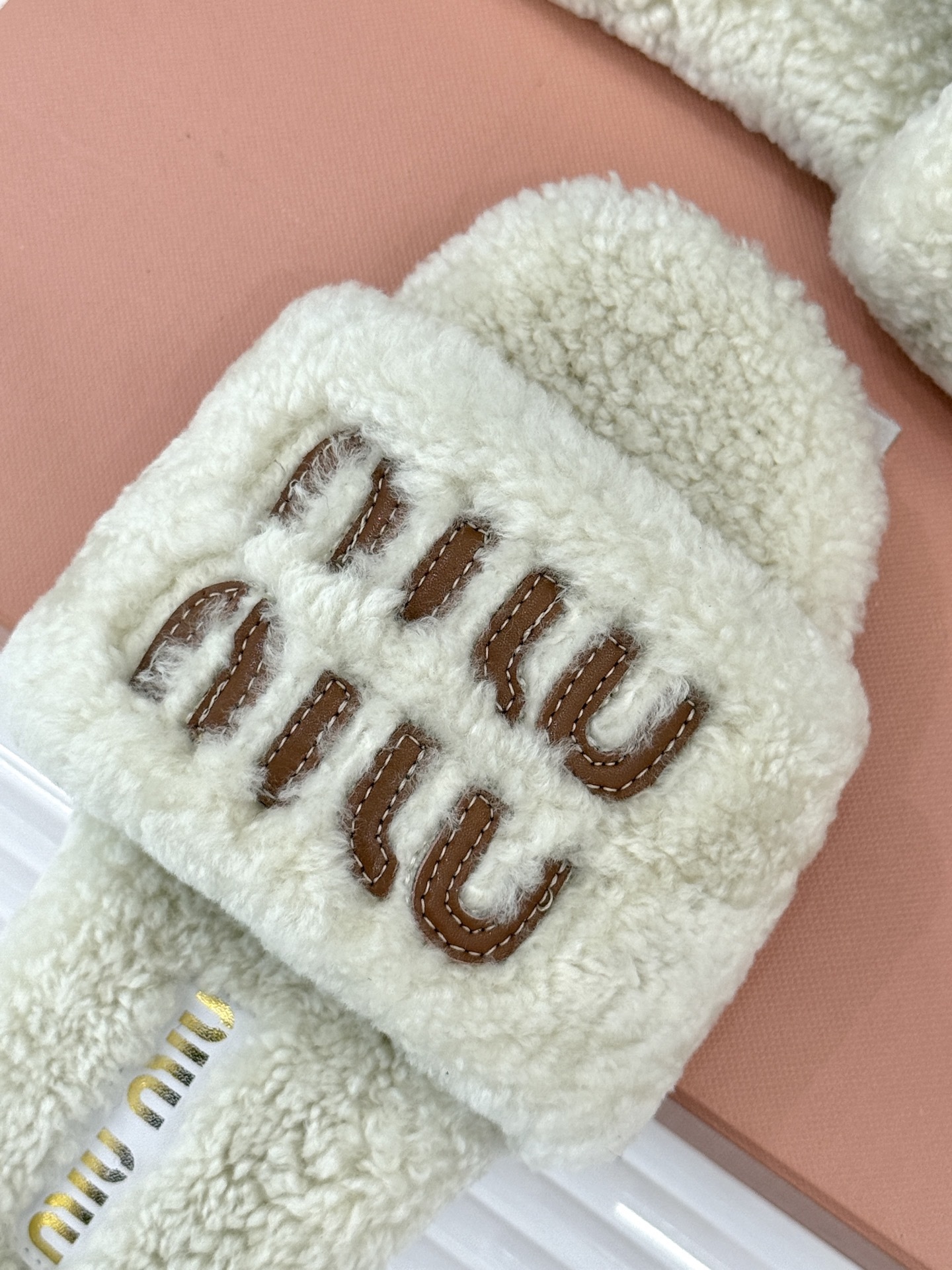 Miu Miu 25WF秋冬新品字母毛拖
当凛冽寒风开始宣告冬天的主权
一双兼具温暖与时尚的毛拖