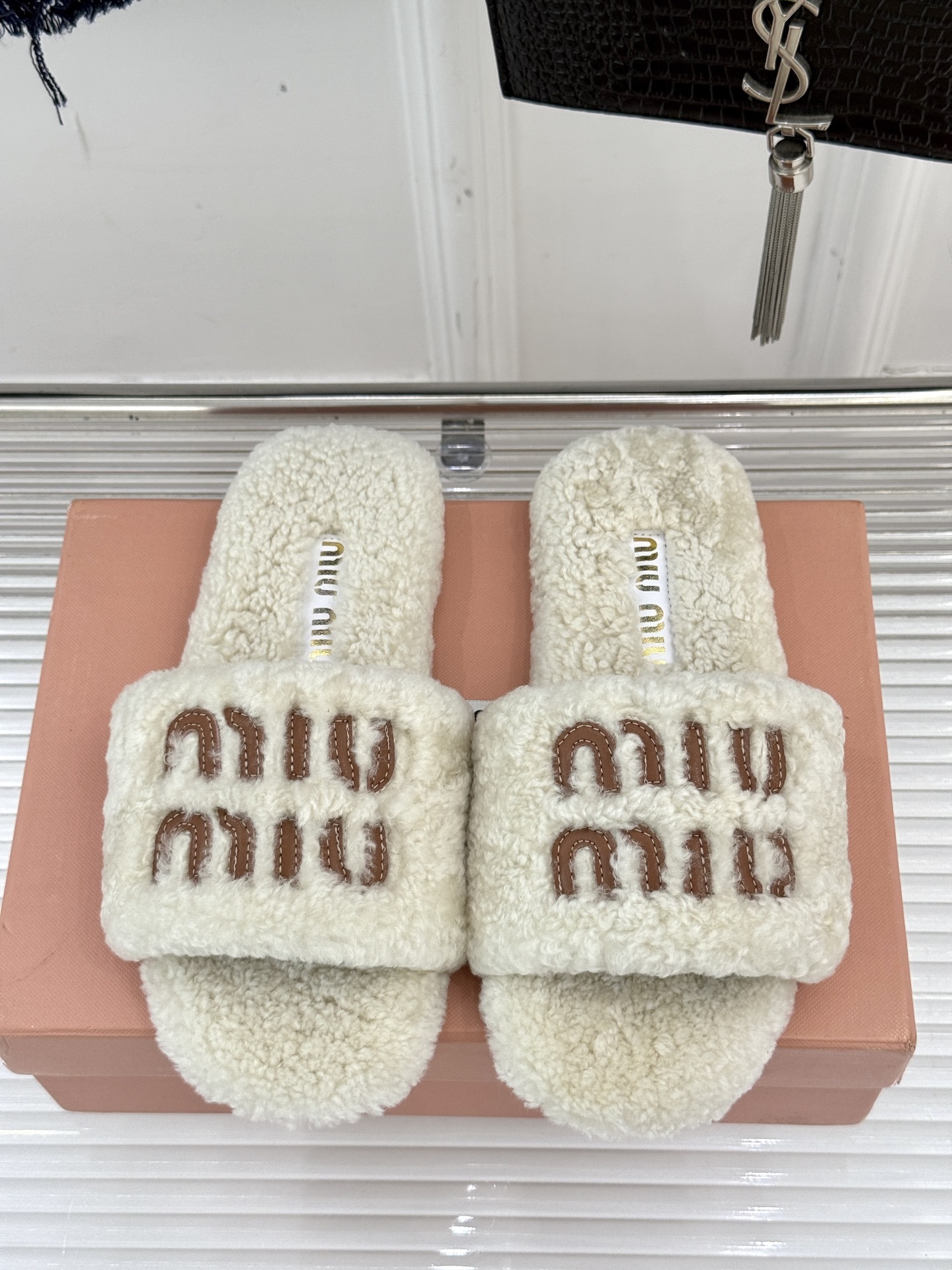 Miu Miu 25WF秋冬新品字母毛拖
当凛冽寒风开始宣告冬天的主权
一双兼具温暖与时尚的毛拖